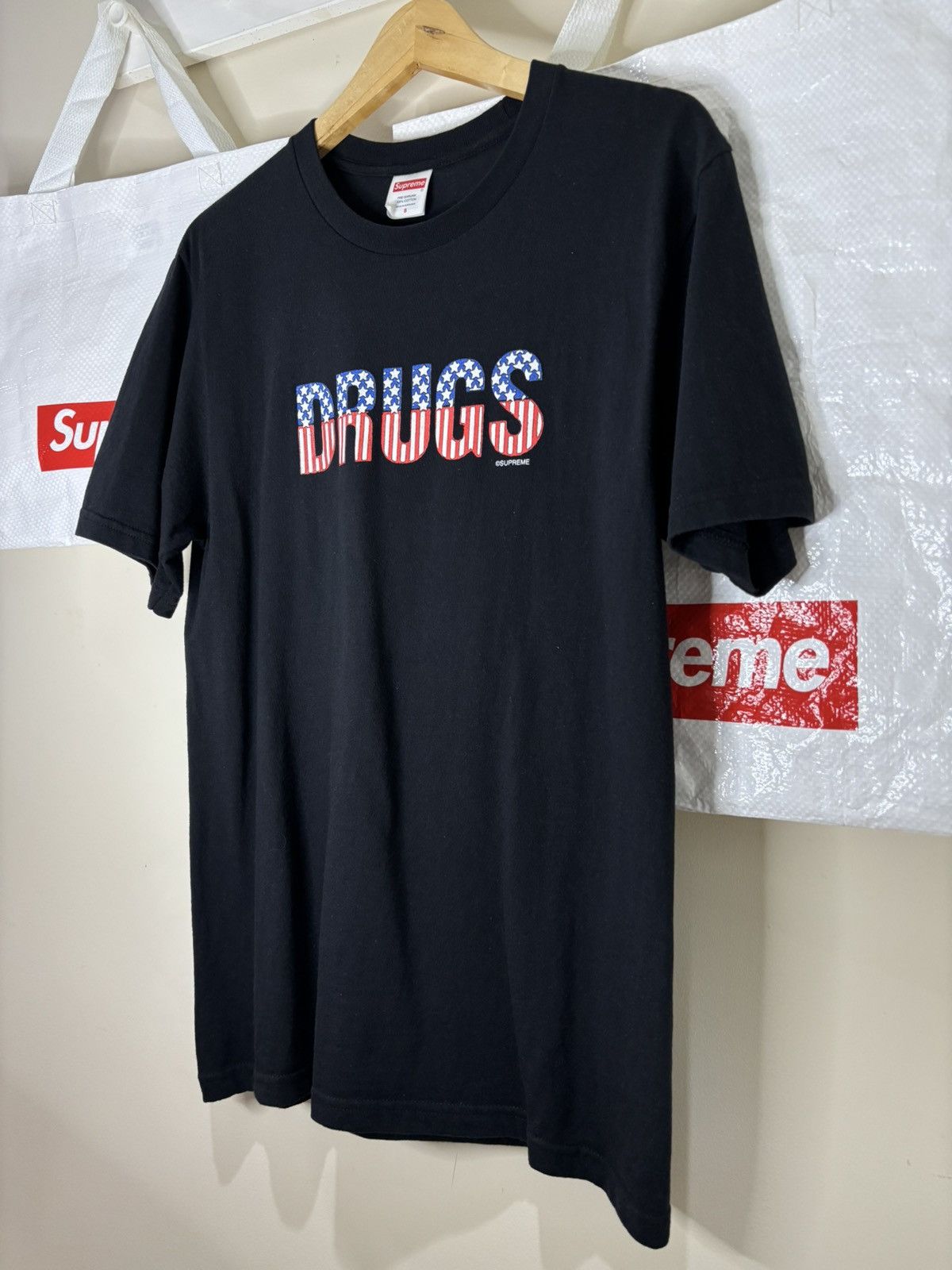 Supreme Supreme Drugs Tee Black FW24 Size US M / EU 48-50 / 2 - 1 Thumbnail