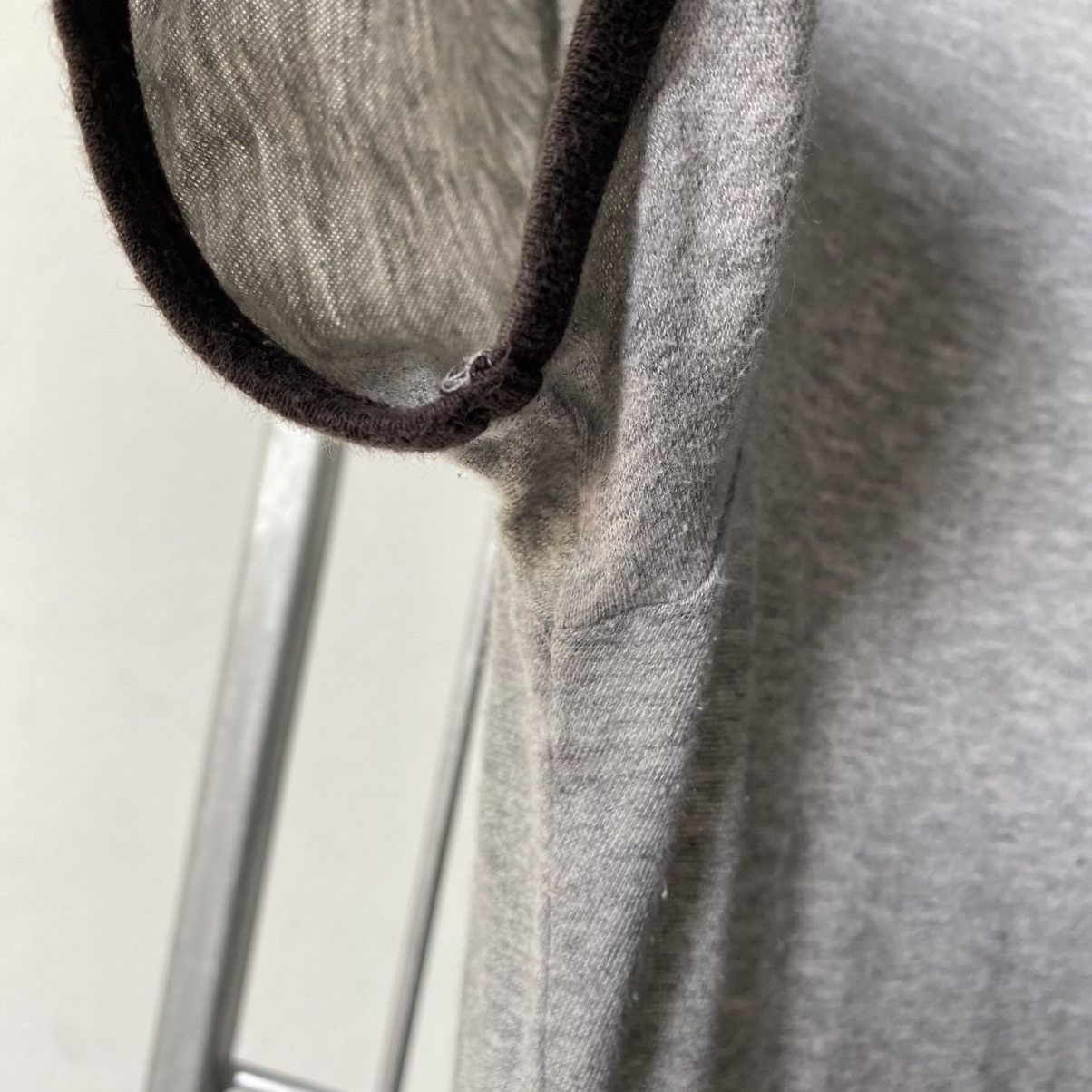 Marc Jacobs MARC JACOBS Gray Tee with Brown Collar & Logo Print Size US L / EU 52-54 / 3 - 7 Thumbnail