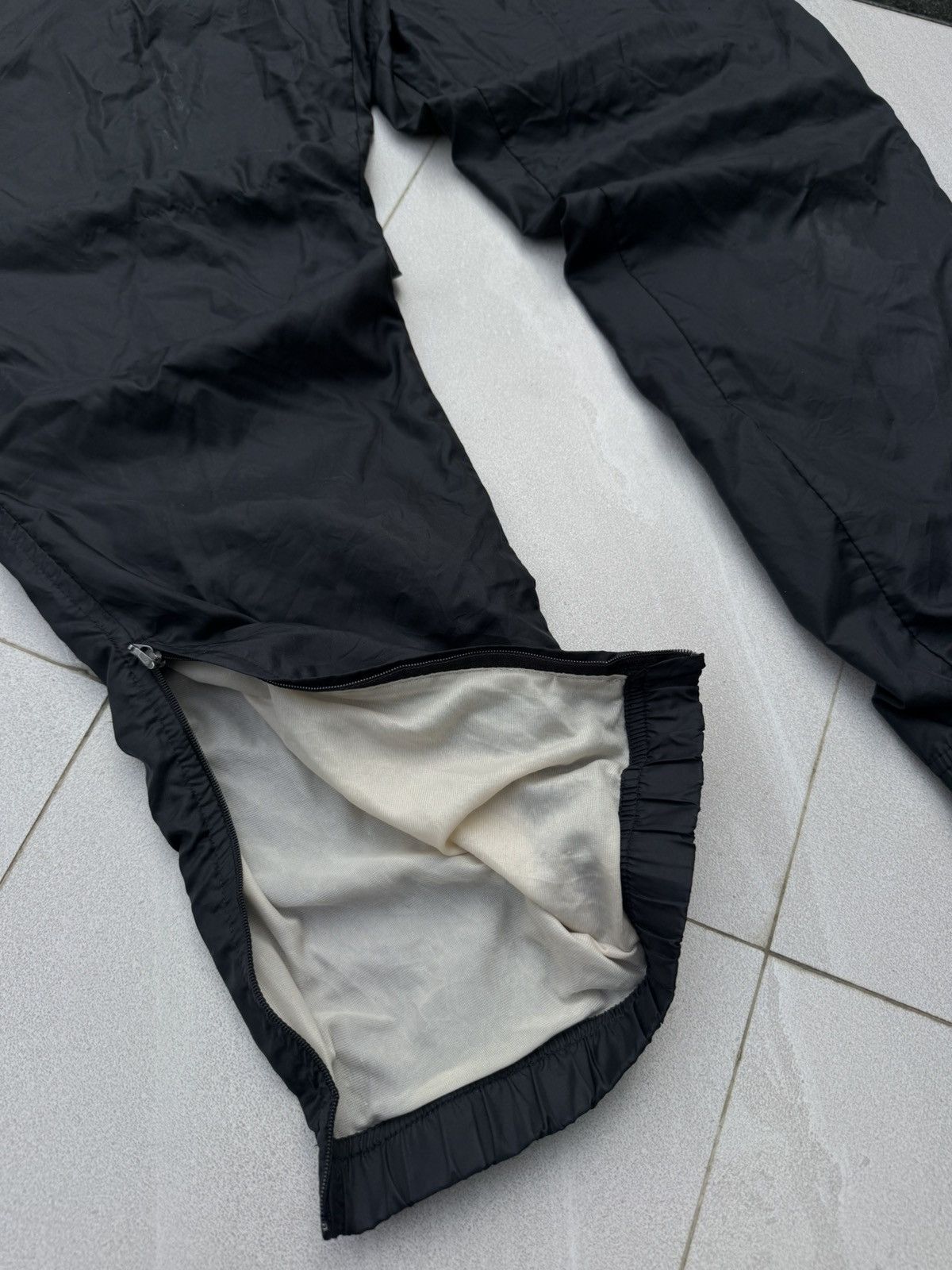 Nike 90’s NIKE RARE SWOOSH LOGO Y2K RETRO ZIP NYLON TRACK PANTS Size US 32 / EU 48 - 7 Thumbnail