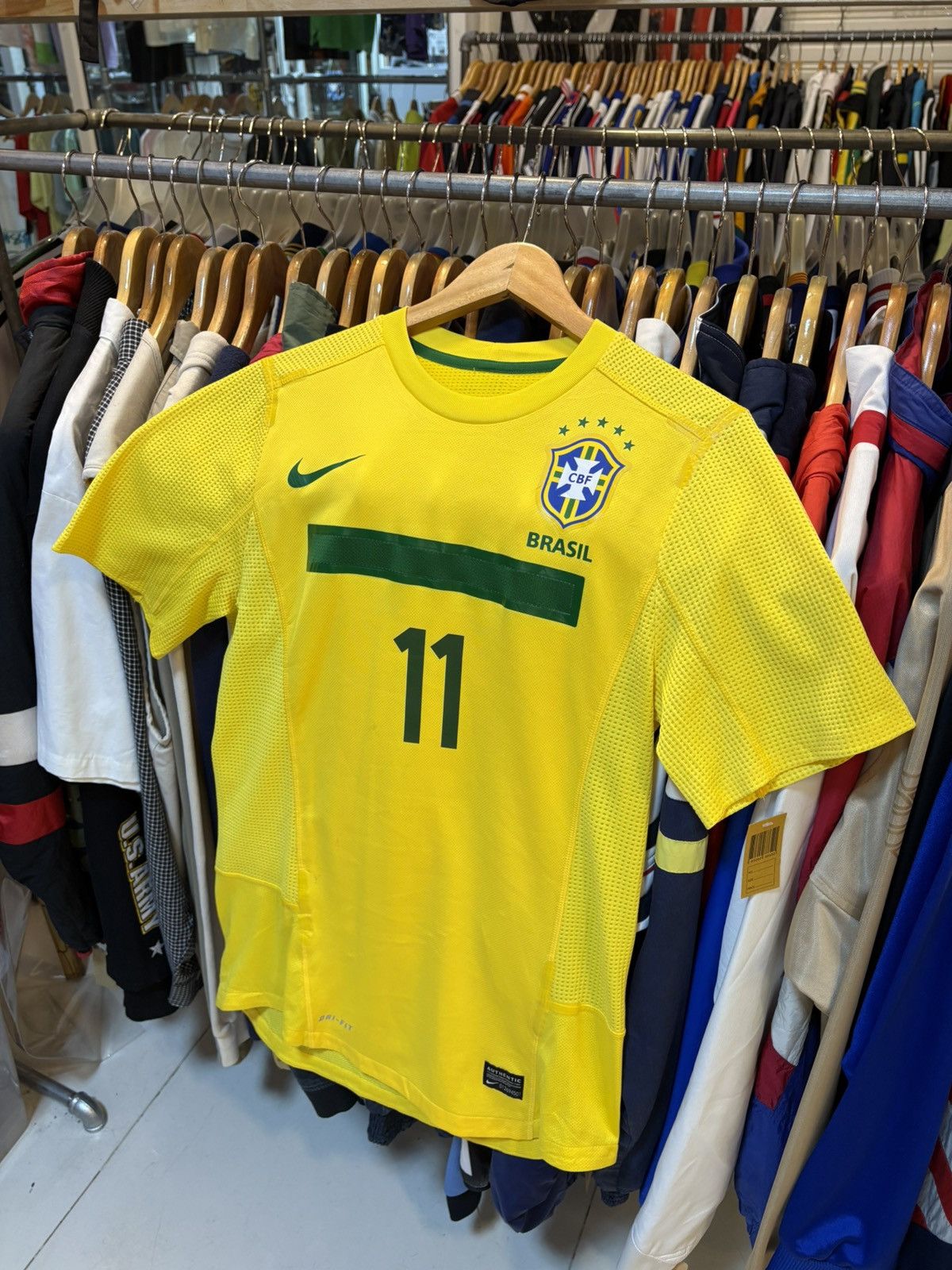Nike 2011-2012 Brazil Confederation Football Home Kit NEYMAR 11 Size US M / EU 48-50 / 2 - 2 Thumbnail