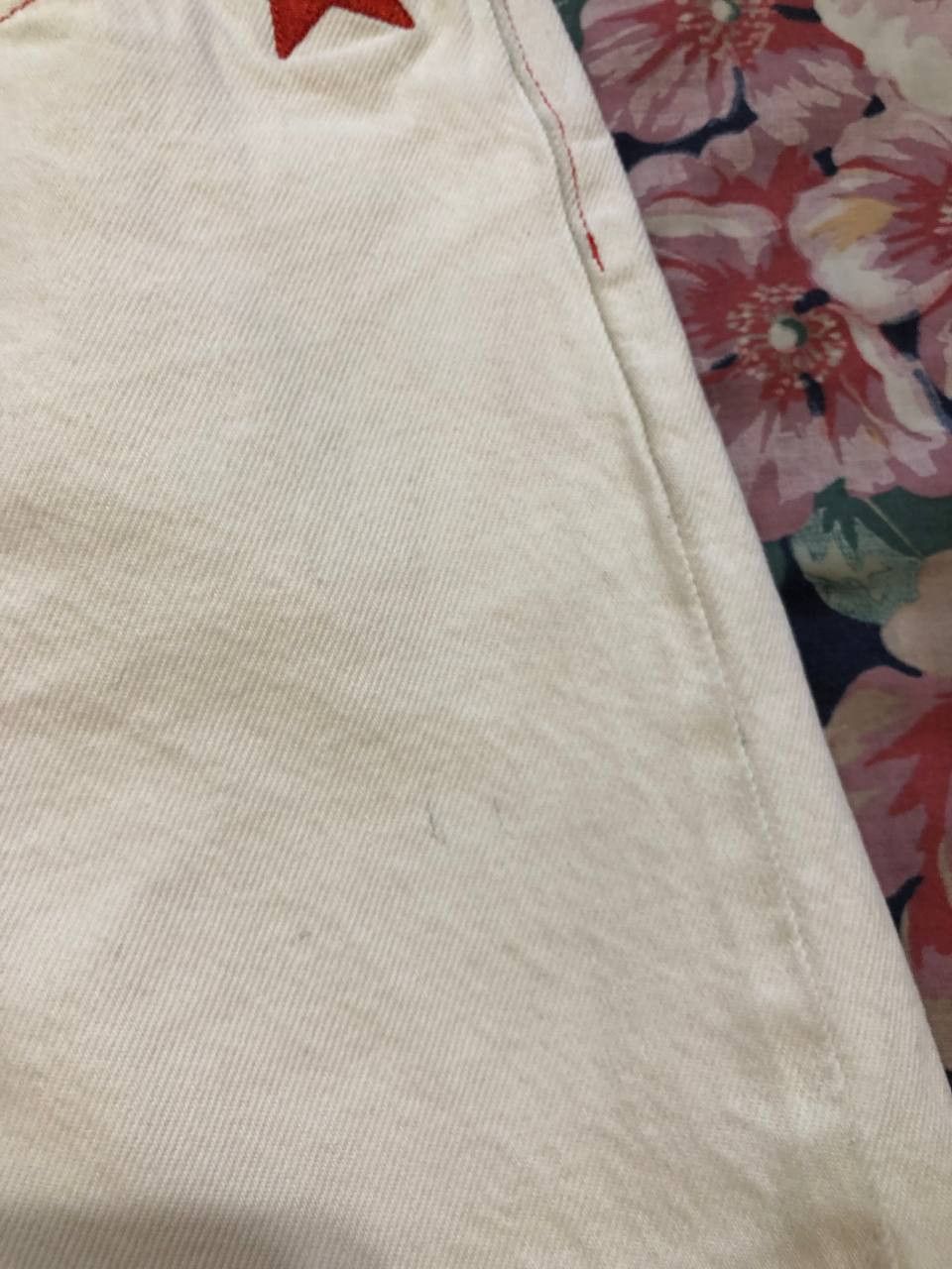 Levi's Vintage Levi's print stars Y2K jeans white streetwear Size 28" / US 6 / IT 42 - 11 Thumbnail