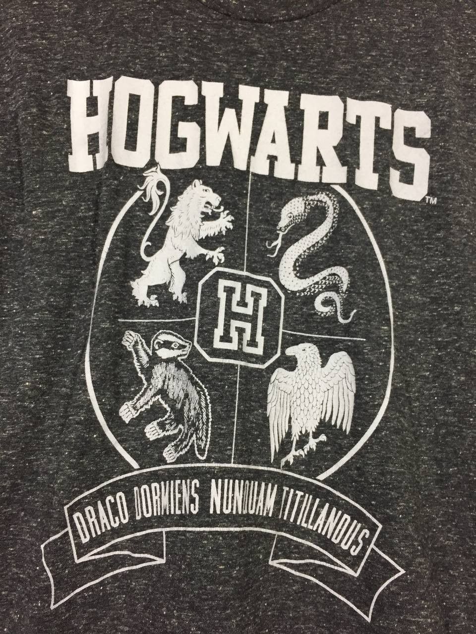 Vintage Harry Potter Hogwarts Crest Logo Wizarding World Tee Size US L / EU 52-54 / 3 - 4 Thumbnail