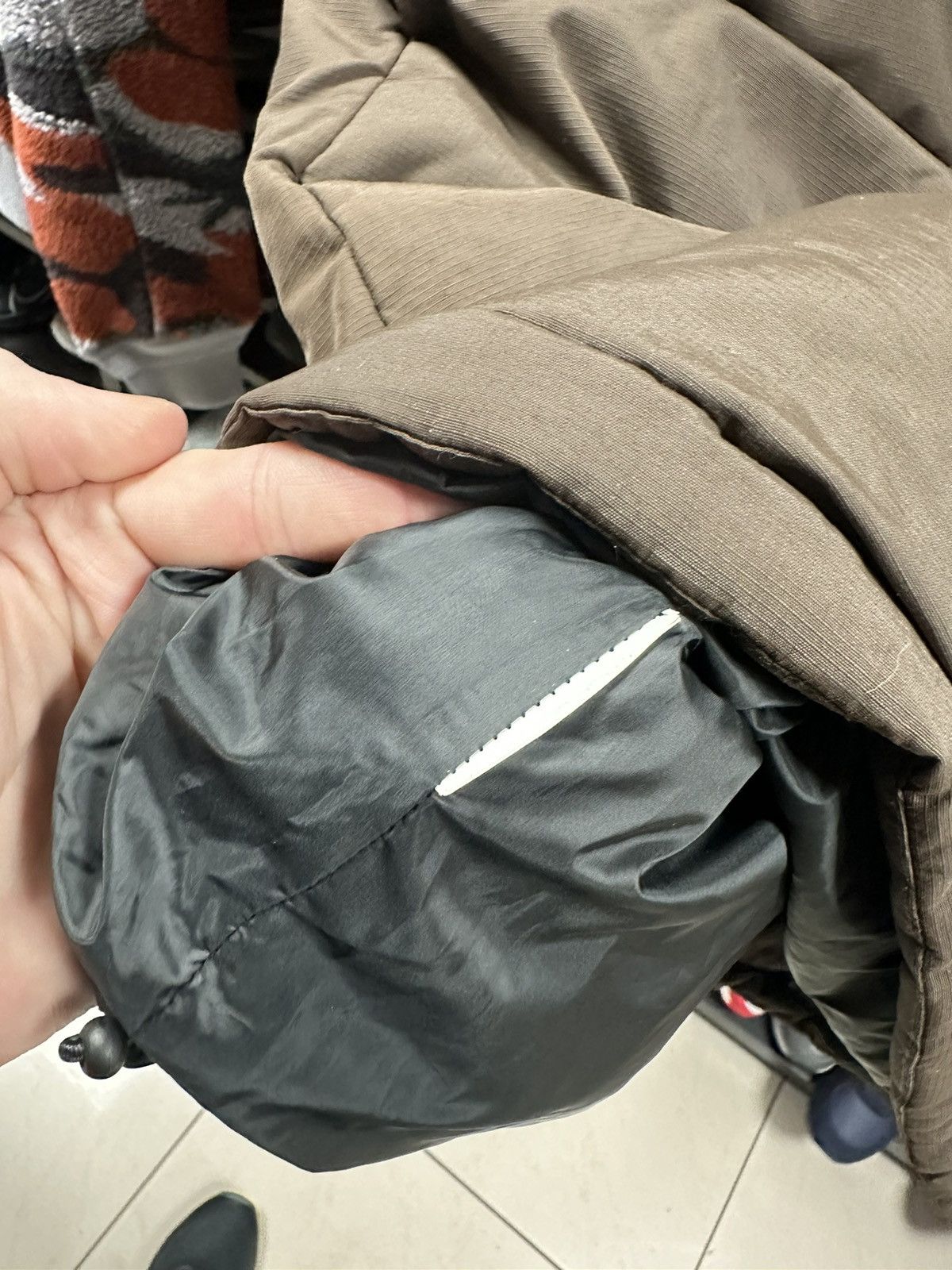 Oakley Vintage Oakley dowm jacket brown rare size L logo Y2K Size US L / EU 52-54 / 3 - 13 Thumbnail