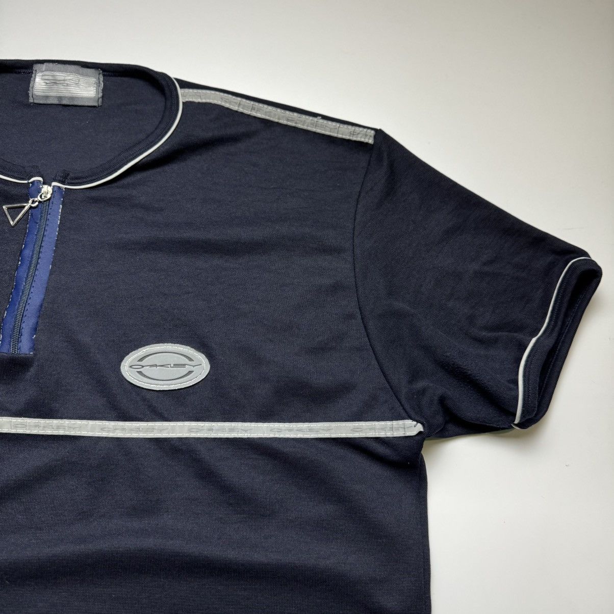 Oakley VINTAGE OAKLEY REFLECTIVE T SHIRT TEE Y2K Size US S / EU 44-46 / 1 - 5 Thumbnail