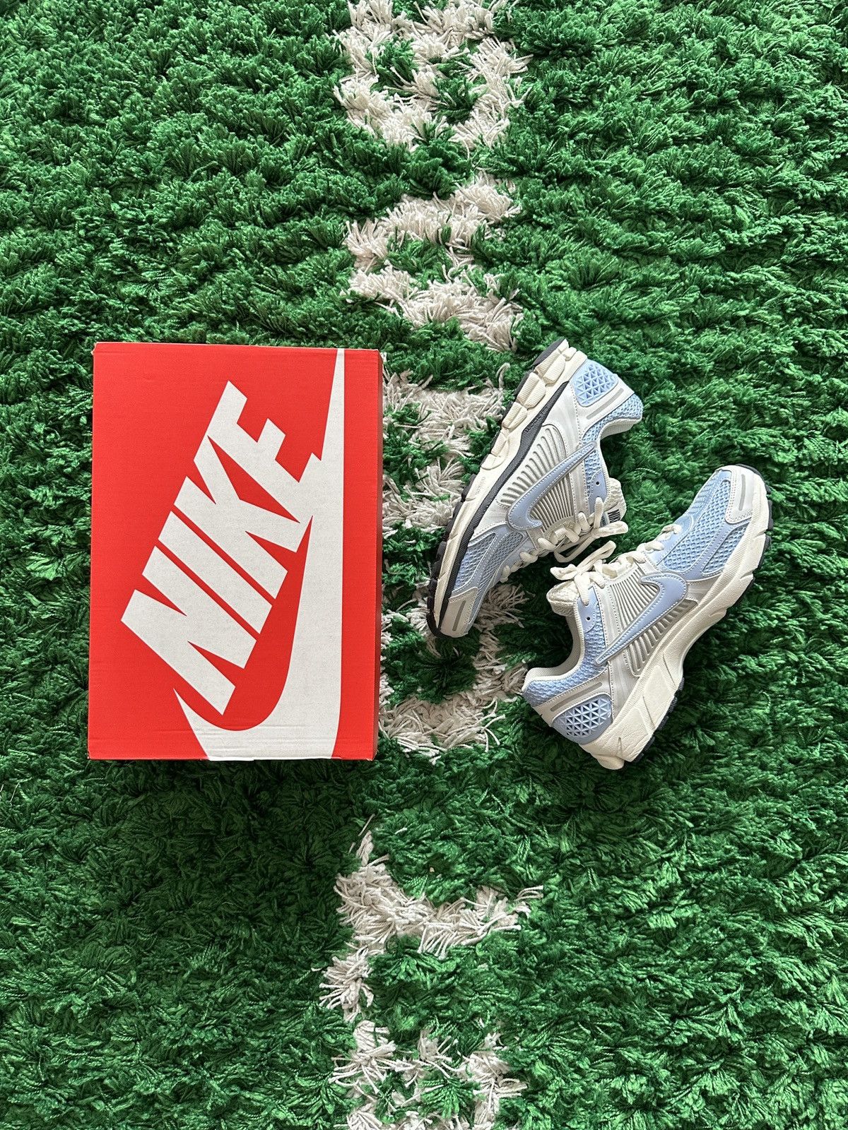 Nike Nike Vomero 5 Royal Tint Photon Dust Size US 10 / EU 43 - 1 Thumbnail