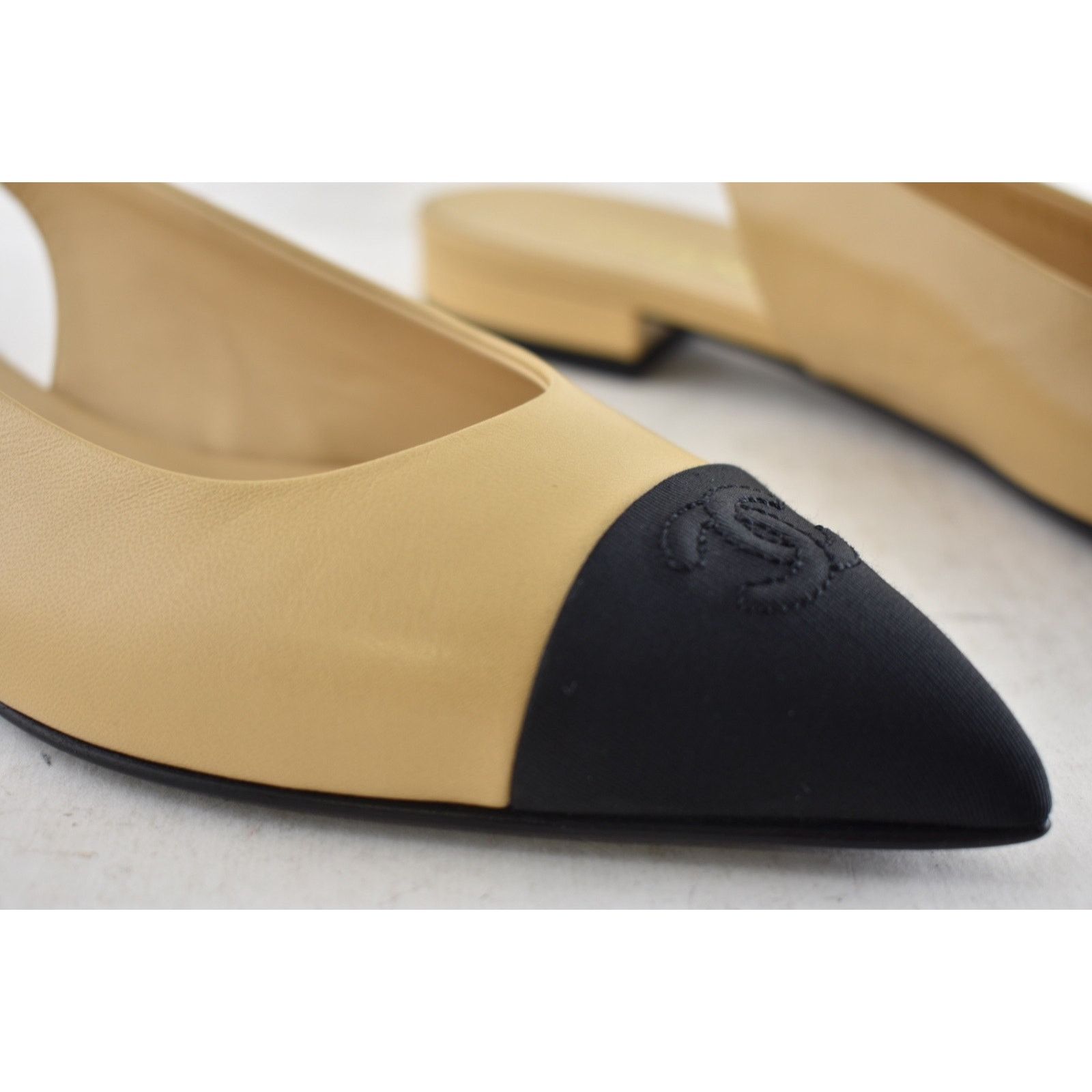 Chanel Chanel Beige Black CC Slingback Pointed Ballet Flat 38.5 Size US 8.5 / IT 38.5 - 7 Thumbnail