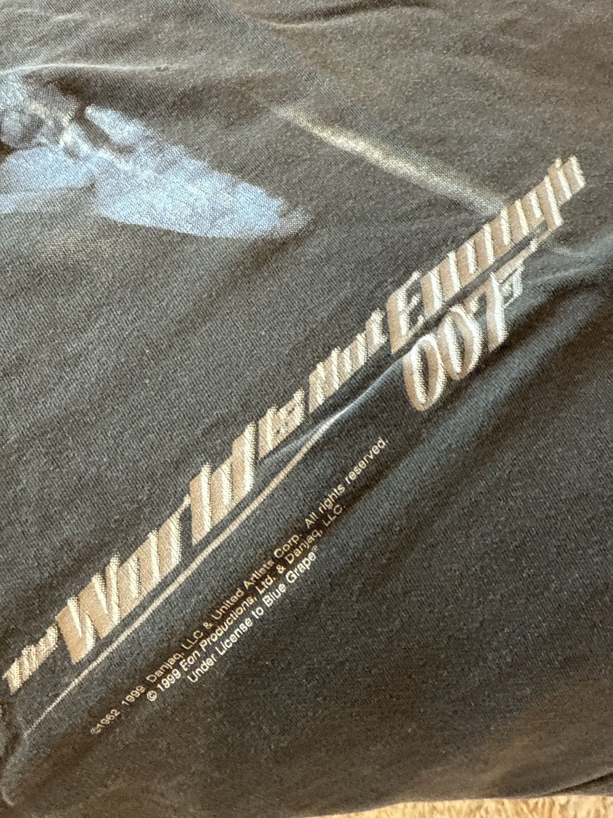 Vintage Vintage James Bond 1999 World Is Not Enough campaign tee XL Size US XL / EU 56 / 4 - 4 Thumbnail