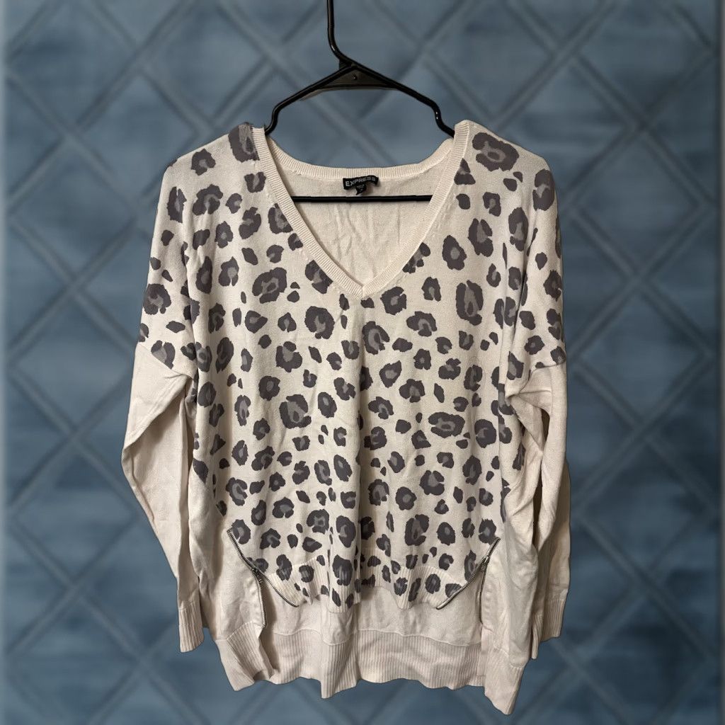 Express Express Knit Pullover Women's Size M Dolman Sleeve White Animal Print Cotton Knit Pullover All Seasons Casual Modern Size M / US 6-8 / IT 42-44 - 1 Thumbnail