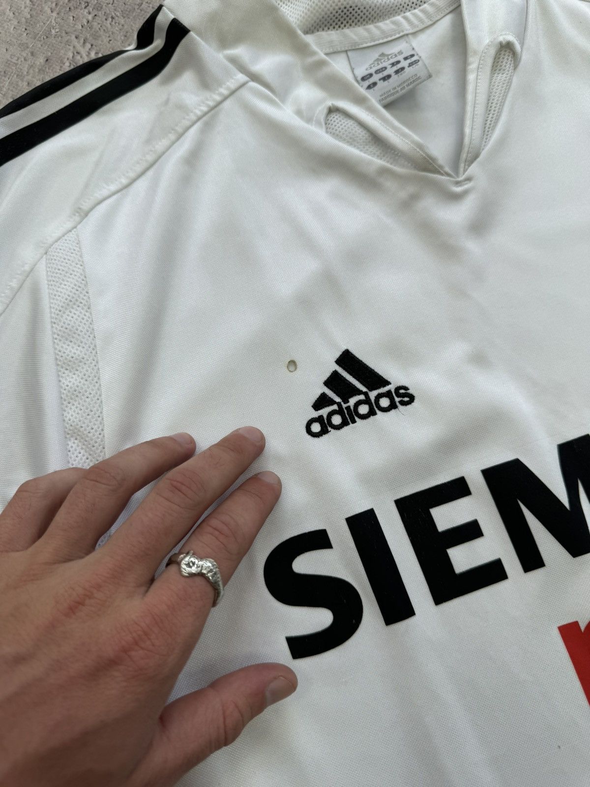Adidas BLOCKCORE💯💯Adidas Y2K Real Madrid 2004-05 Home jersey Size US L / EU 52-54 / 3 - 4 Thumbnail