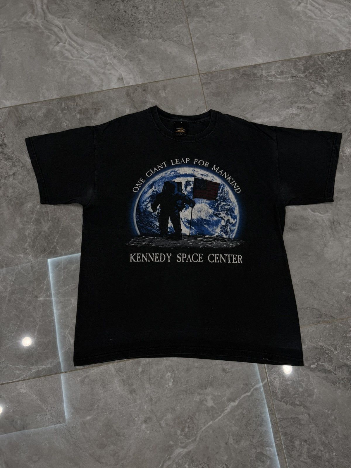 Gildan Vintage Kennedy Space Center Navy T-shirts Y2K style Size US L / EU 52-54 / 3 - 1 Thumbnail