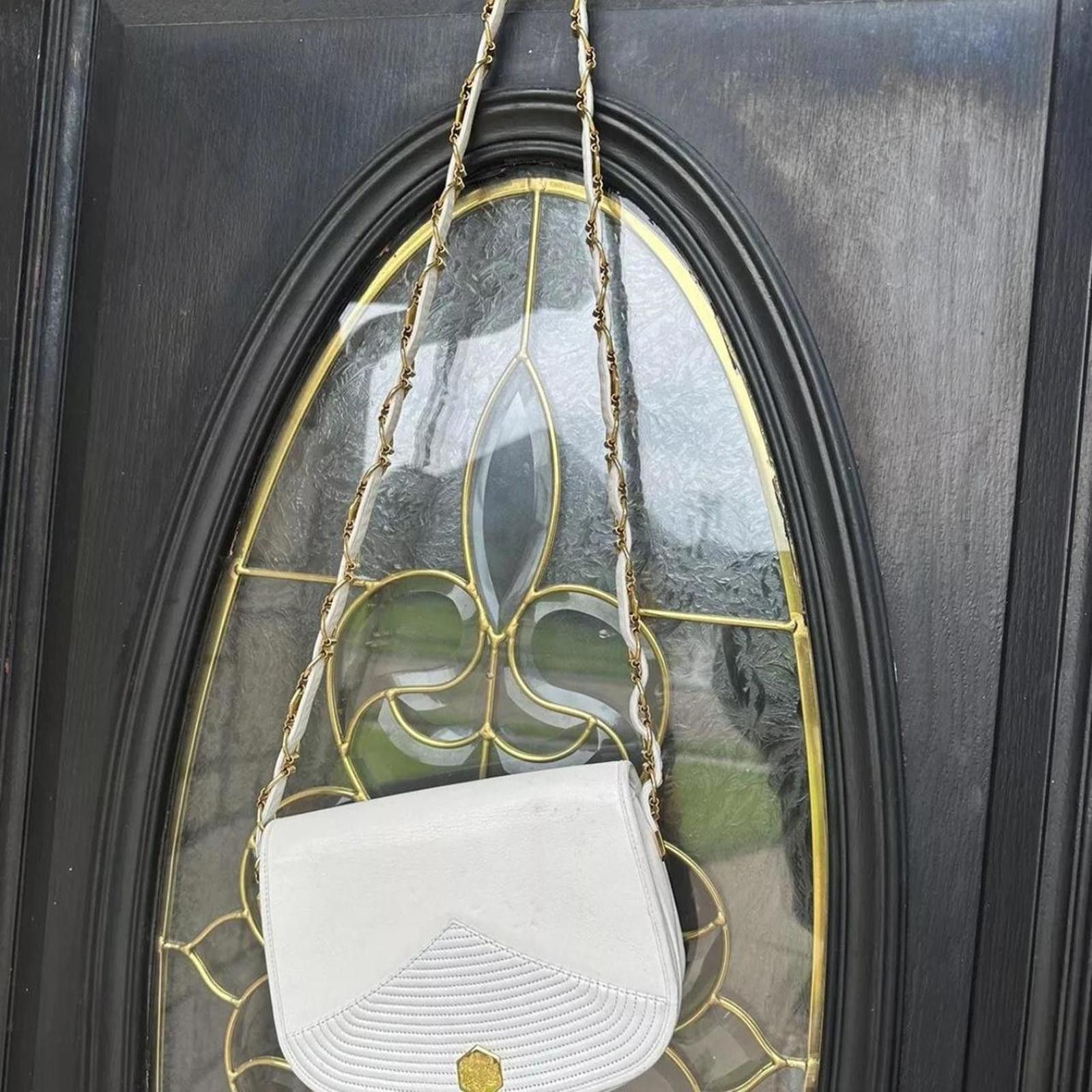 Other White and gold vintage shoulder bag with gold hardware bag Size ONE SIZE - 1 Thumbnail