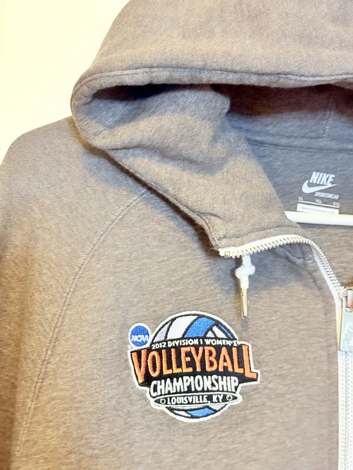 Nike Nike NCAA 2012 DIVISION 1 VOLLEYBALL CHAMPIONSHIP HOODIE XL Size US XL / EU 56 / 4 - 4 Thumbnail