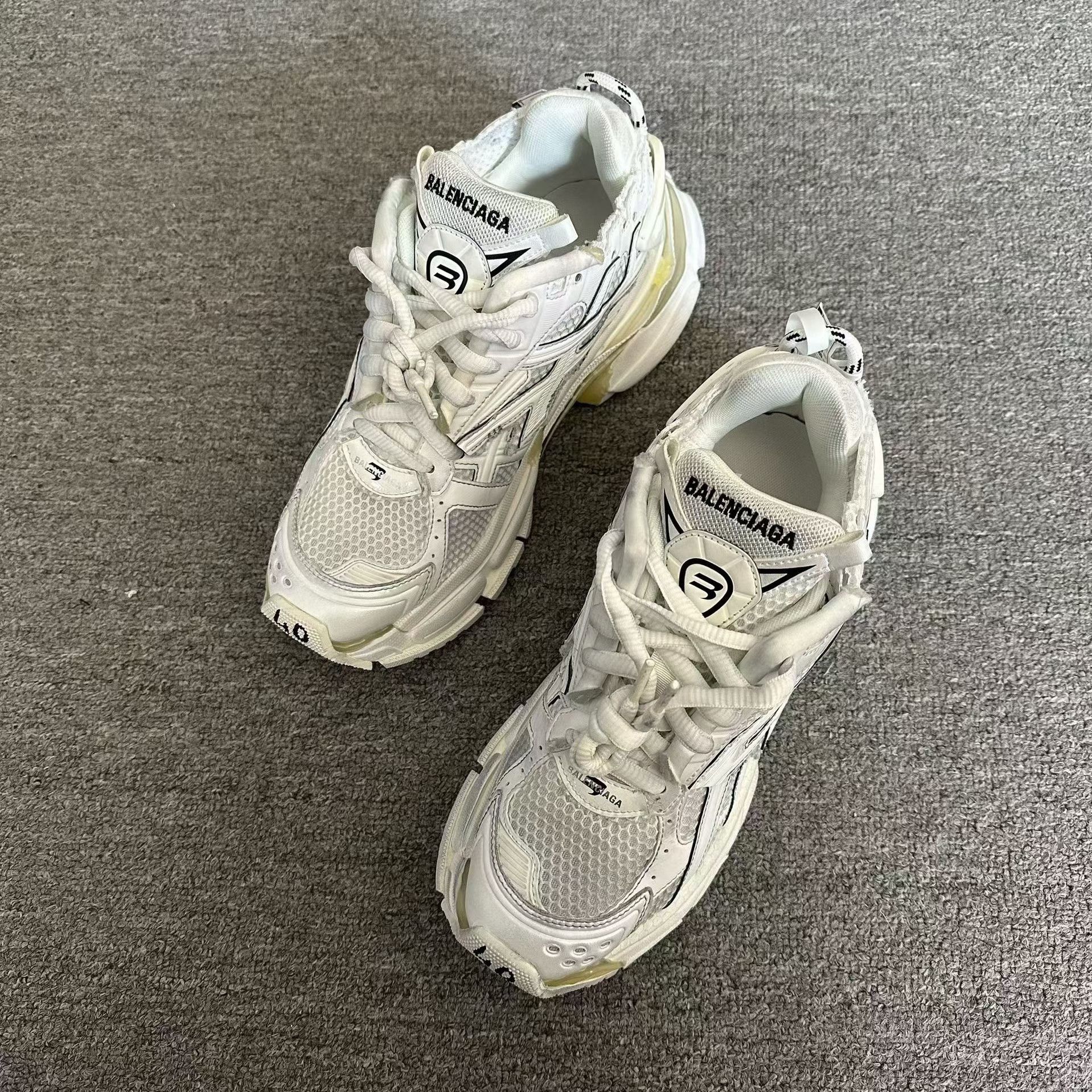 Balenciaga Balenciaga Running White Lowtop Sneakers 7 Men Size US 7 / EU 40 - 1 Thumbnail