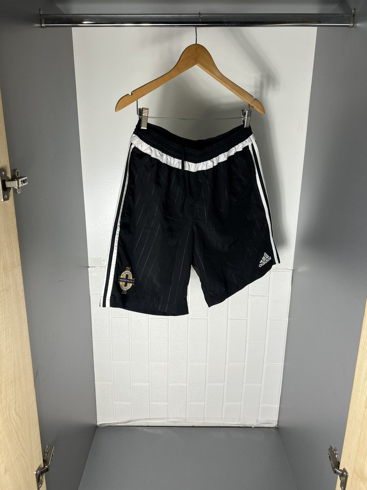 Adidas VINTAGE ADIDAS NORTHERN IRELAND IRISH SOCCER SHORTS Y2K 90s Size US L / EU 52-54 / 3 - 6 Thumbnail