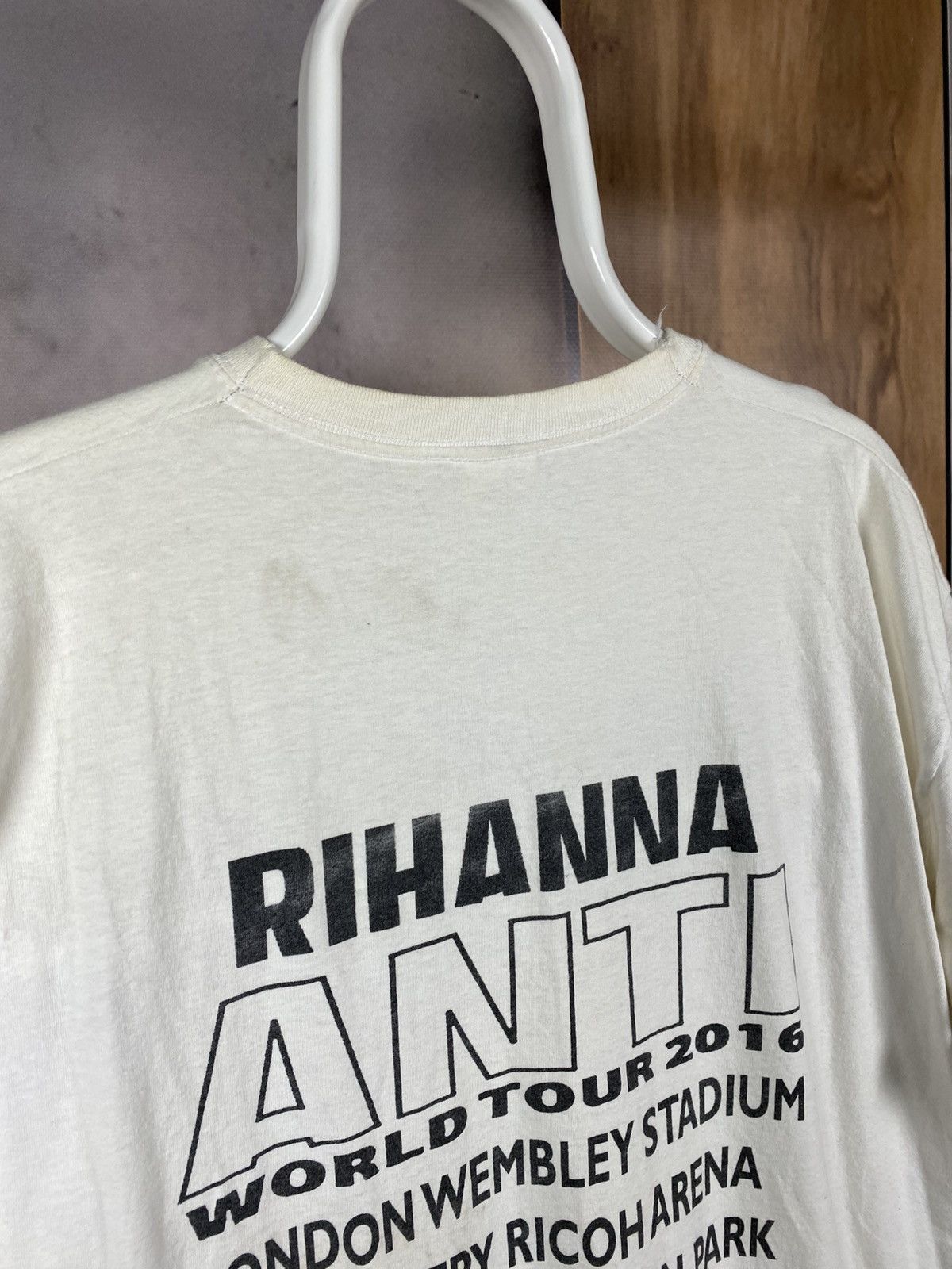 Rihanna 🎙️Vintage T-Shirt 2016 Rihanna Anti World Tour Tee🎙️ Size US XL / EU 56 / 4 - 12 Thumbnail