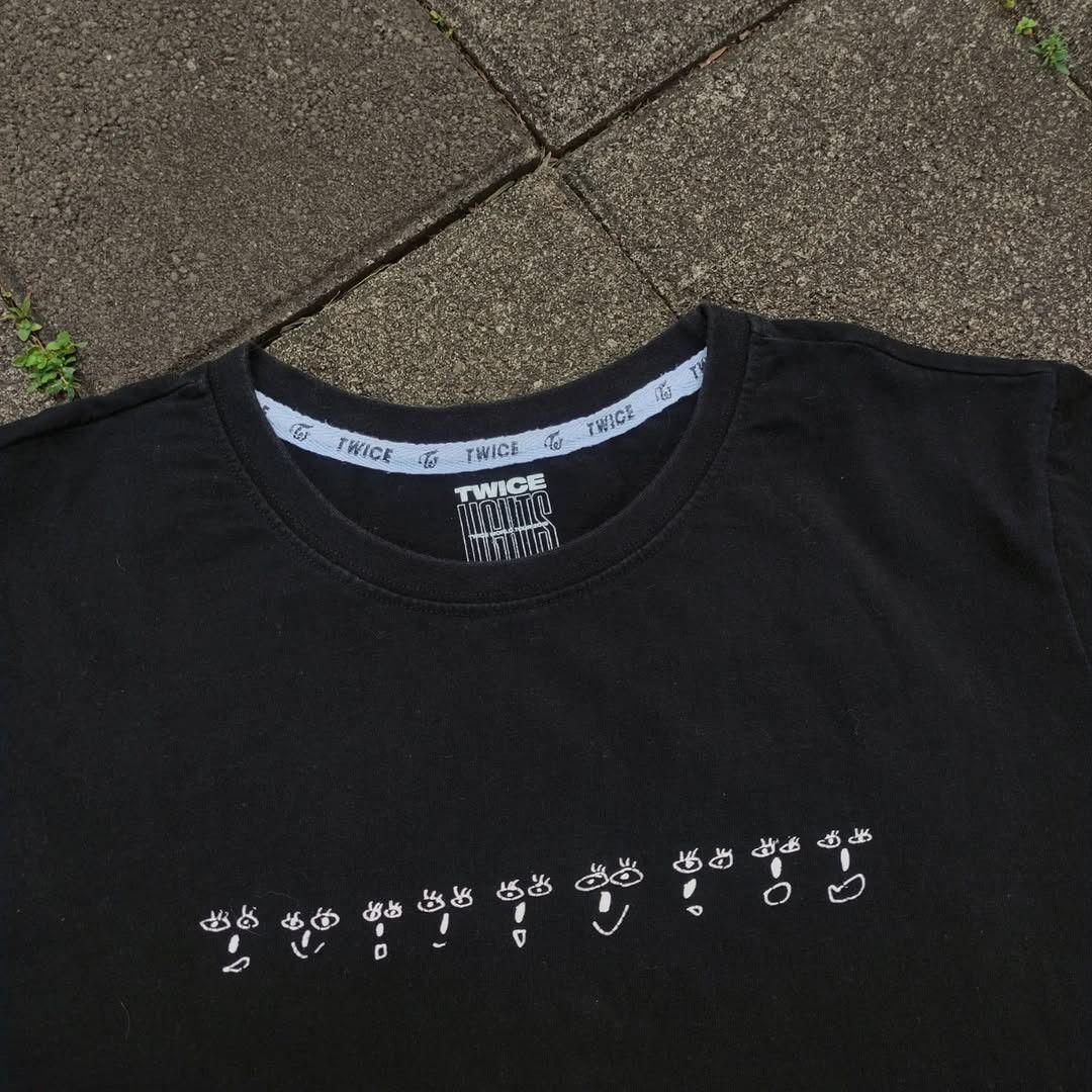 Band Tees TWICE World Tour 2019 Twice Lights Tee Size US M / EU 48-50 / 2 - 3 Thumbnail