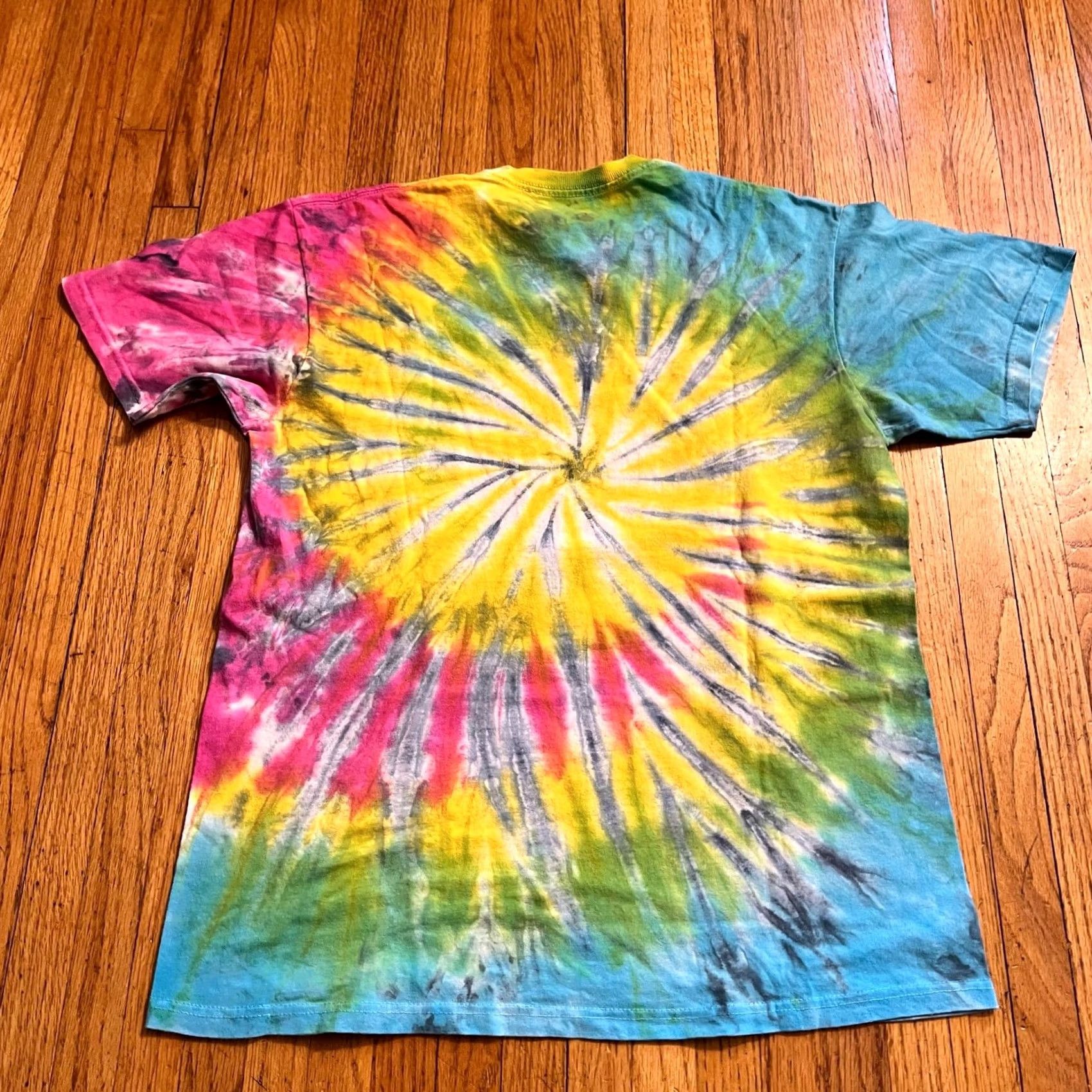 Liquid Blue VINTAGE? (No) Liquid Blue Pink Floyd Shirt Mens Medium Neon Tie Dye Y2K T-Shirt Men M Blue Pink Floyd Neon Tie Dye 2000s Mens Size US M / EU 48-50 / 2 - 3 Thumbnail