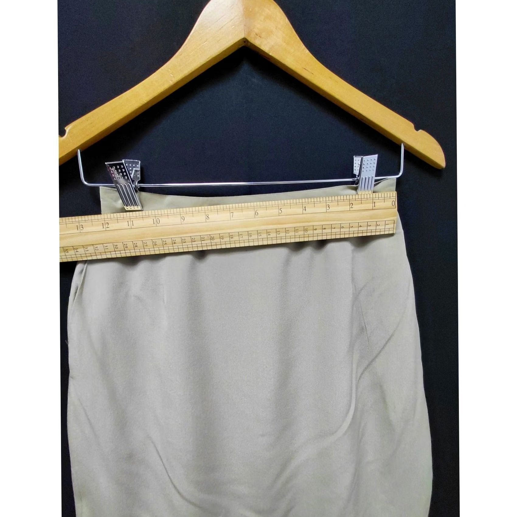 Calvin Klein Calvin Klein Silk Skirt Beige Solid 100% Silk Knee Length A-Line Regular Size 4 Womens Size 27" / US 4 / IT 40 - 7 Thumbnail