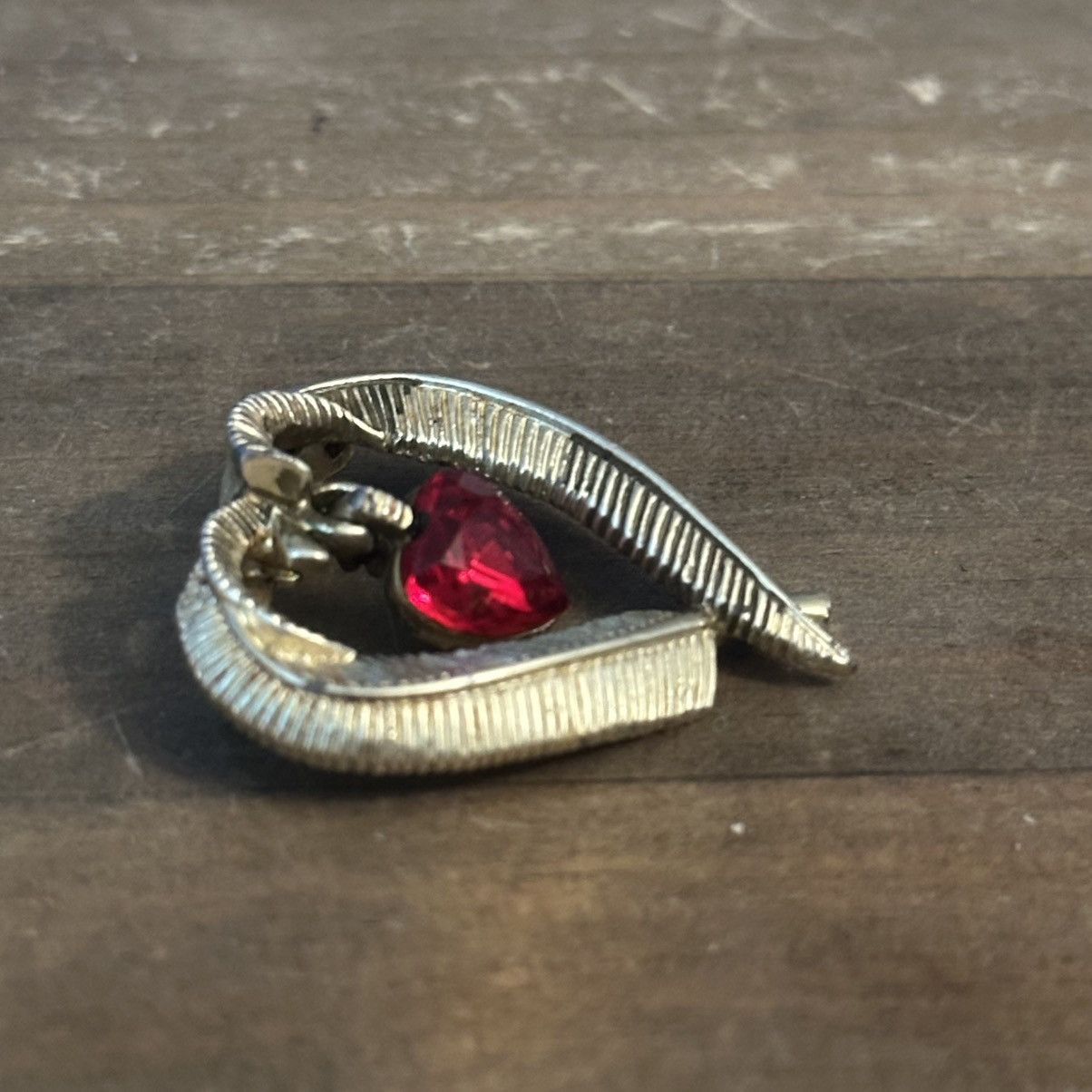 Vintage Vintage gold tone feather heart brooch w/ dangling red heart Size ONE SIZE - 4 Thumbnail