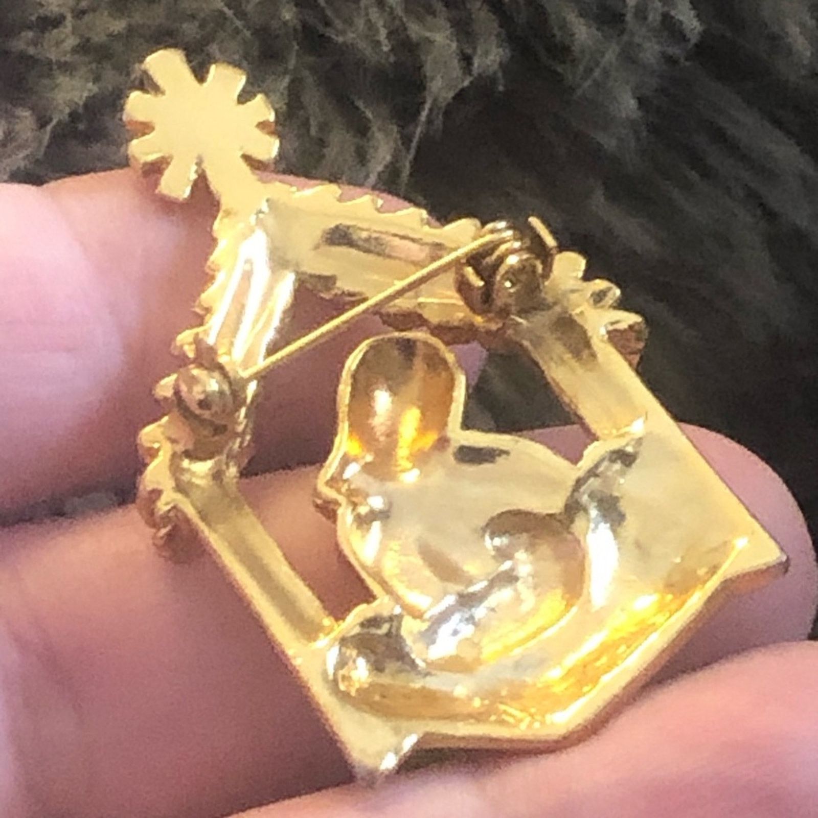 Vintage Vintage Mary with baby Jesus gold tone brooch pin Size ONE SIZE - 4 Thumbnail