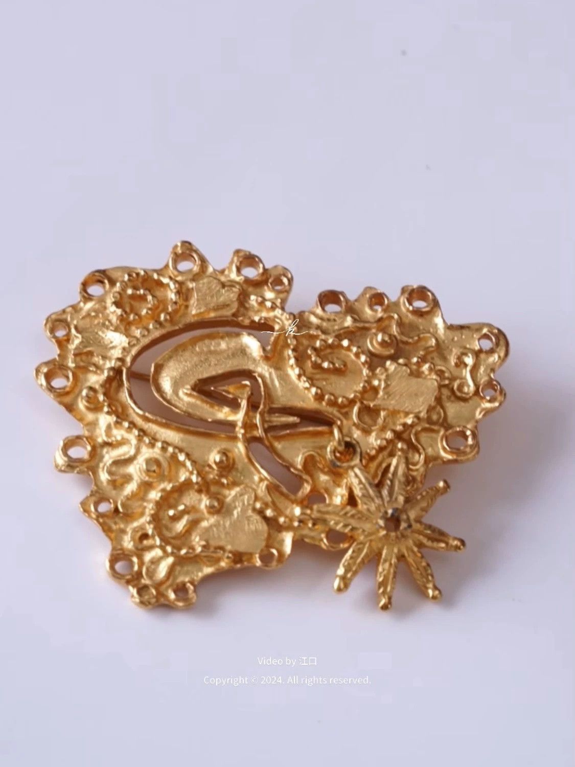 Christian Lacroix Christian Lacroix Gold Lace Heart Brooch Logo Swinging Size ONE SIZE - 2 Thumbnail