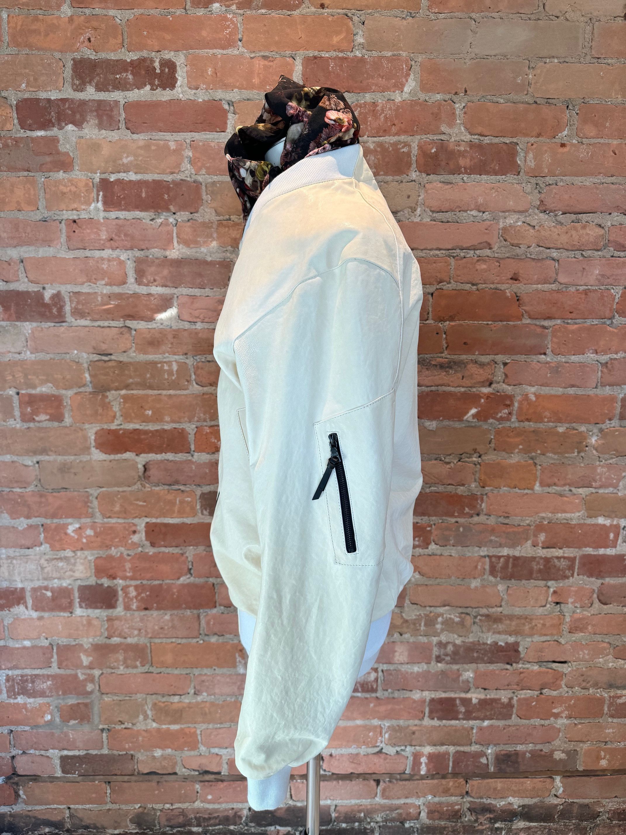 11 By Boris Bidjan Saberi 11 by Boris Bidjan Saberi - White Lambskin Bomber Jacket Size US M / EU 48-50 / 2 - 3 Thumbnail