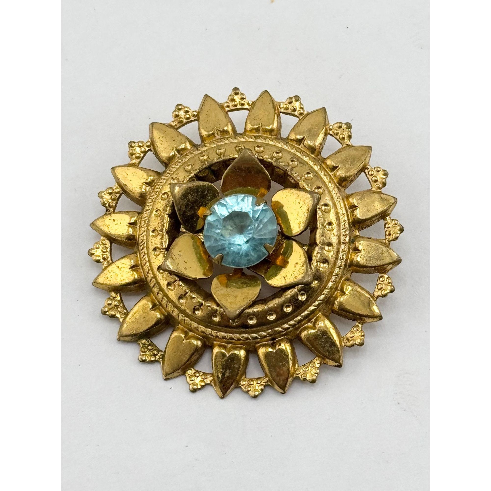 Vintage Vintage gold tone blue rhinestone flower brooch pin. Vintage Size ONE SIZE - 1 Thumbnail