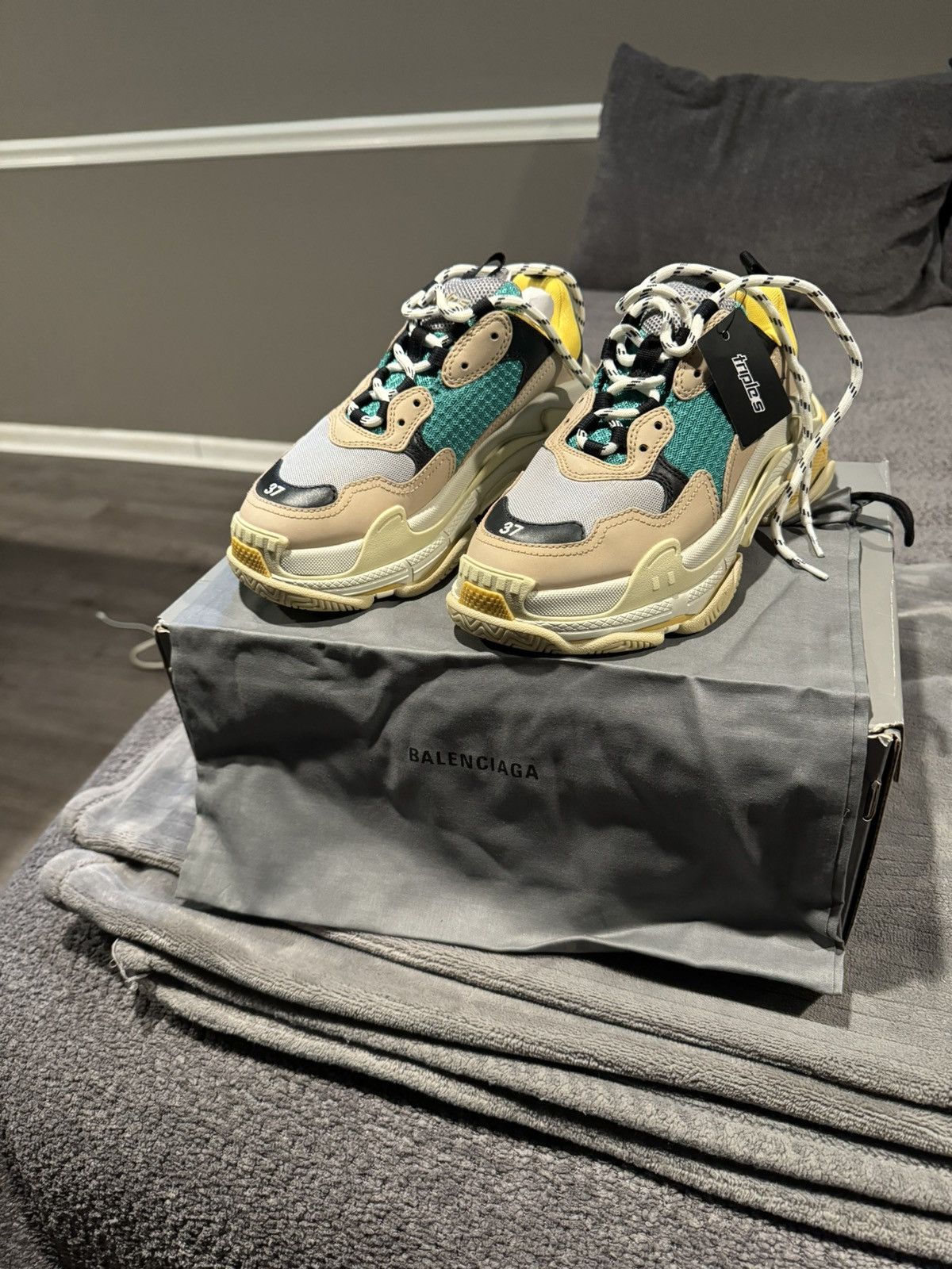 Balenciaga Balenciaga Triple S Sneaker Size US 7 / IT 37 - 1 Thumbnail