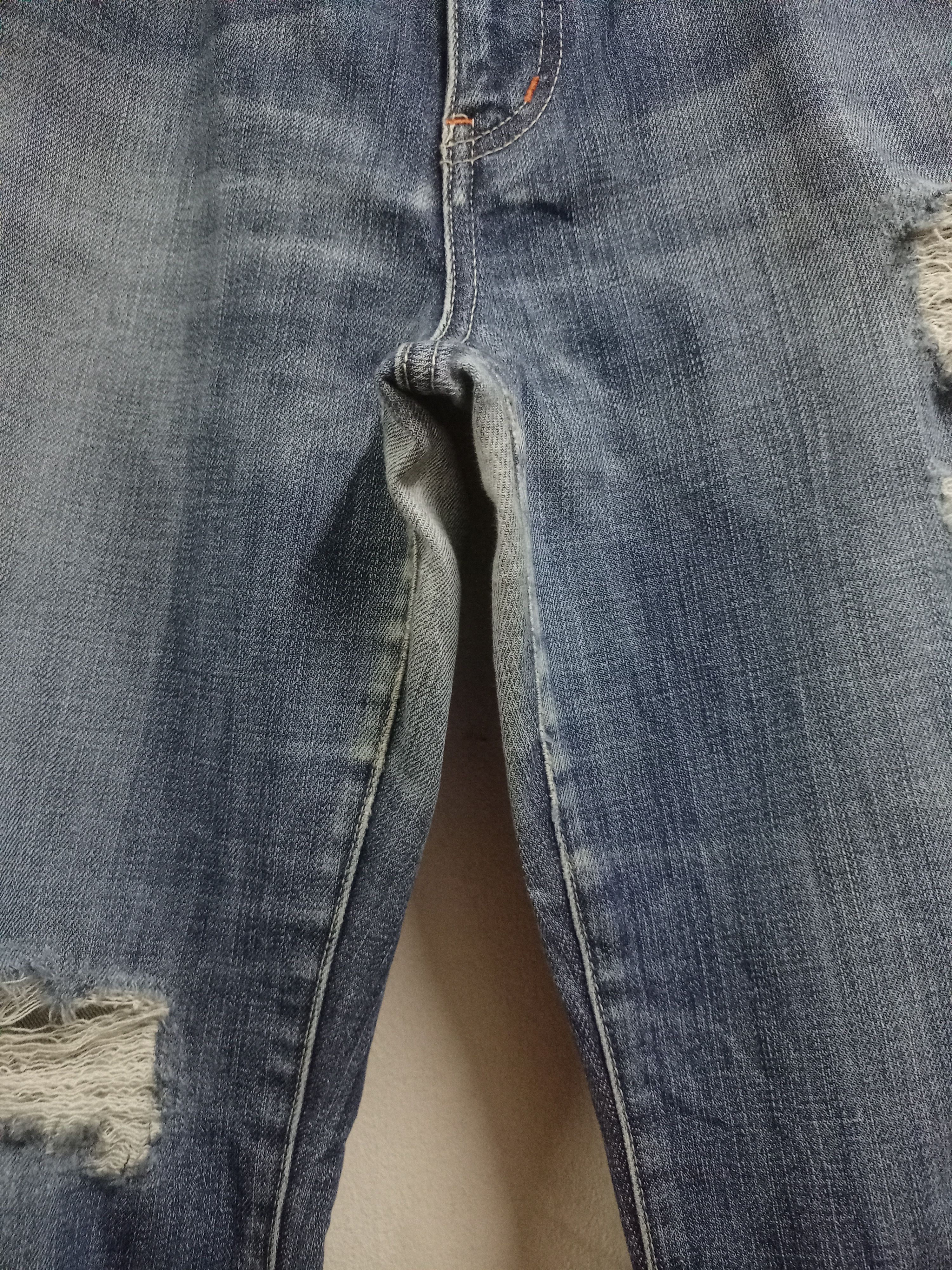 Uniqlo Vintage Japanese Uniqlo Blue Wash Distressed Jeans 29x27 Size US 29 - 6 Thumbnail