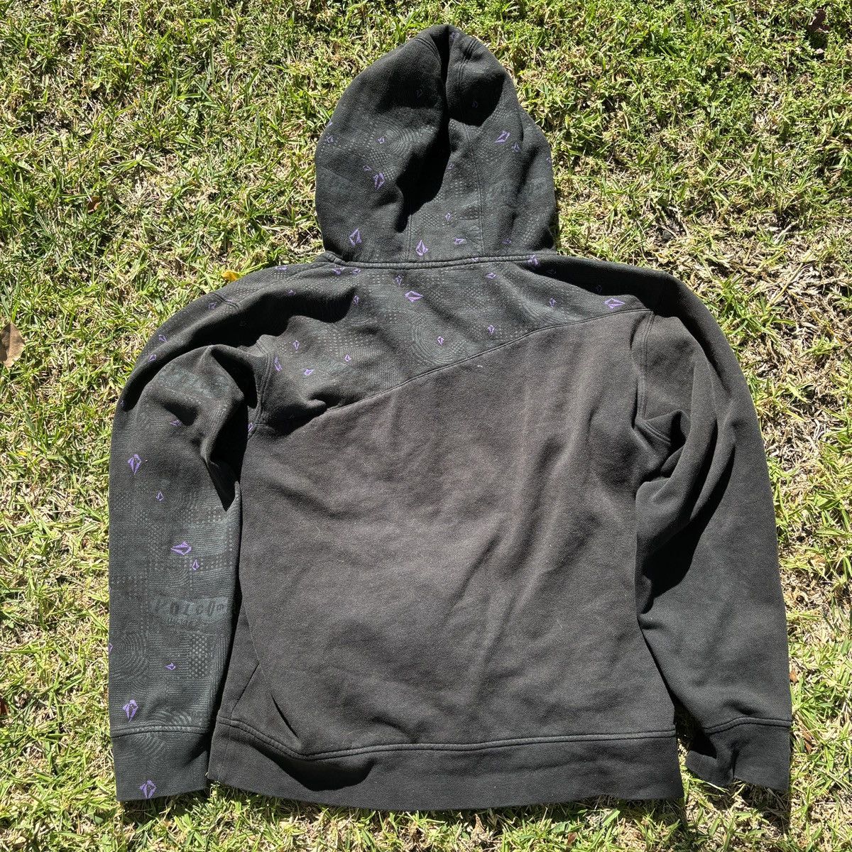 Volcom 2000s faded black Volcom zip up hoodie with purple accents Size US M / EU 48-50 / 2 - 3 Thumbnail