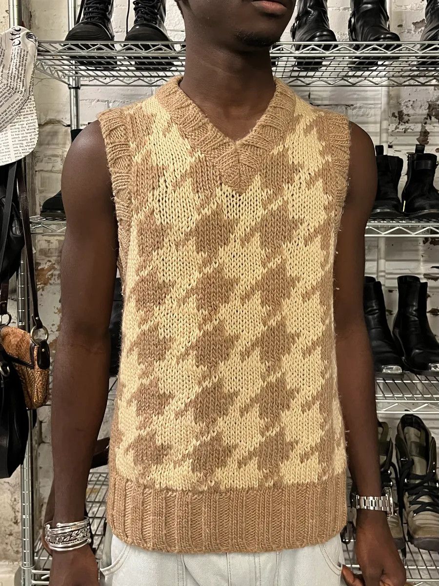 Dolce & Gabbana 2000s Dolce & Gabbana Beige Houndstooth Sleeveless Sweater Size US S / EU 44-46 / 1 - 1 Thumbnail