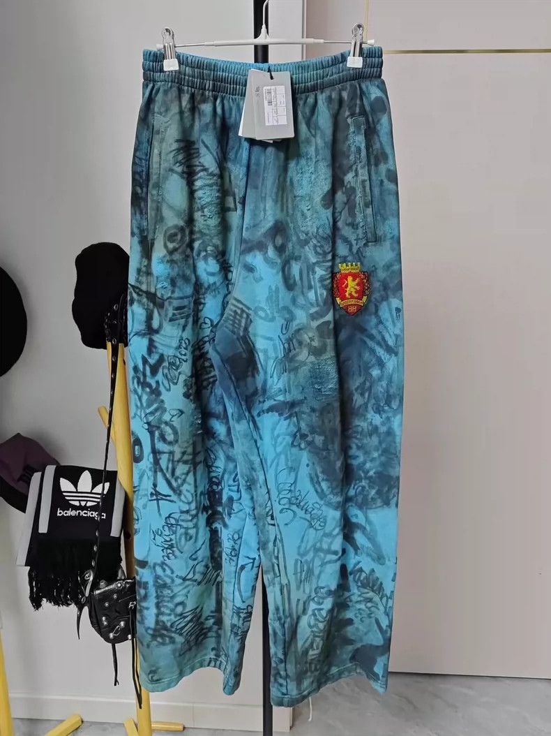 Balenciaga Balenciaga size XS Manchester United Graffiti Mud-dyed Pant Size US 26 / EU 42 - 1 Thumbnail