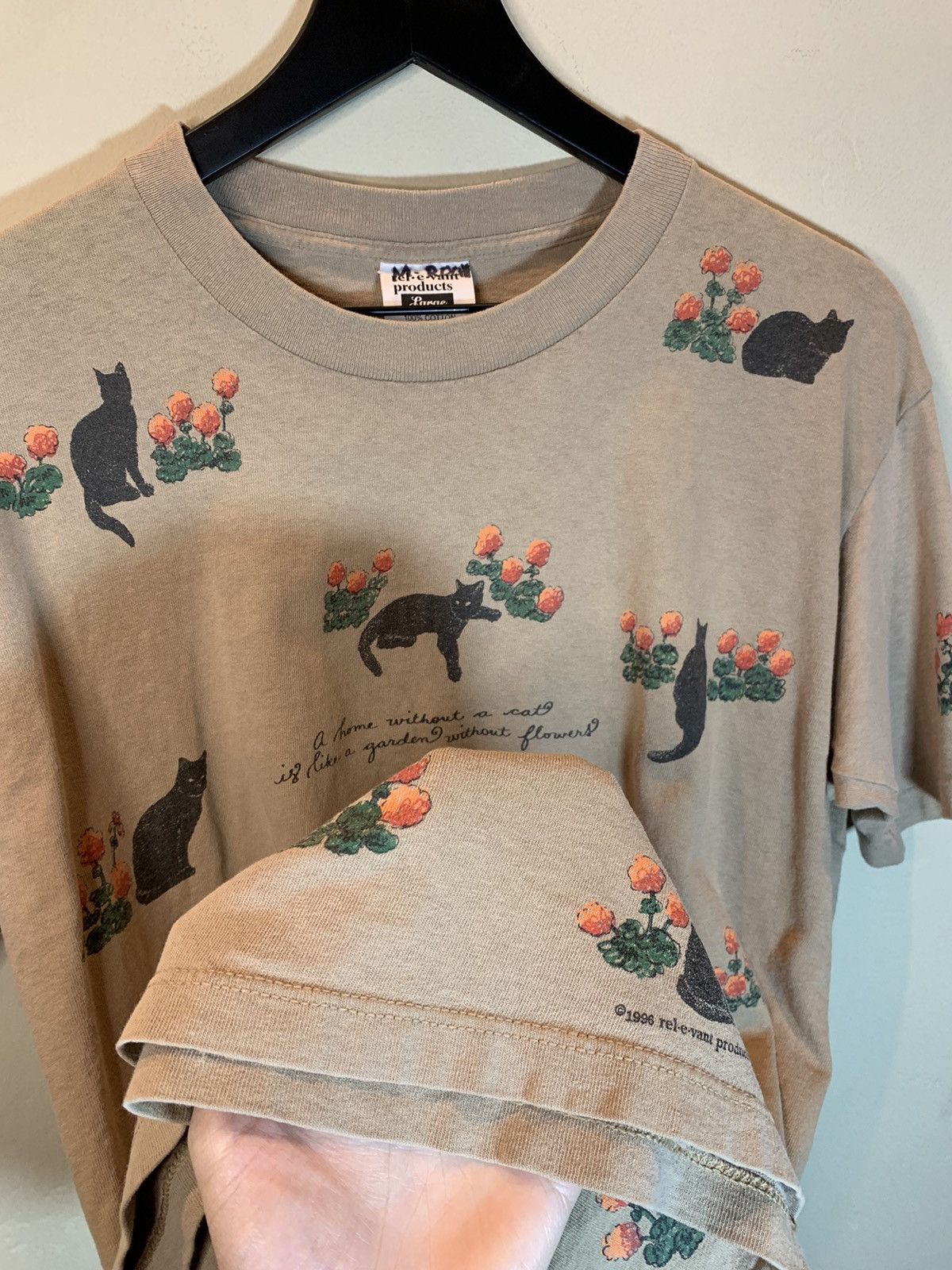 Vintage *RARE* Vintage 90s Cat Flowers Art AOP Single Stitch T-Shirt Size US L / EU 52-54 / 3 - 5 Thumbnail