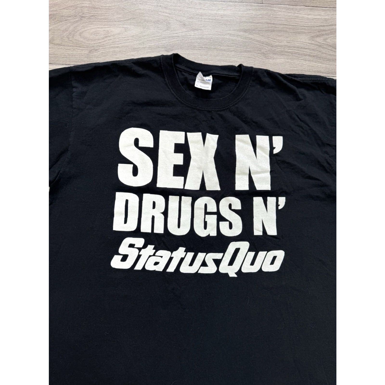 Gildan VINTAGE Sex Drugs Status Qwo Y2k Humor Art Rock Band T-Shirt Black XL Men Short Sleeve T-Shirt Size US XL / EU 56 / 4 - 5 Thumbnail