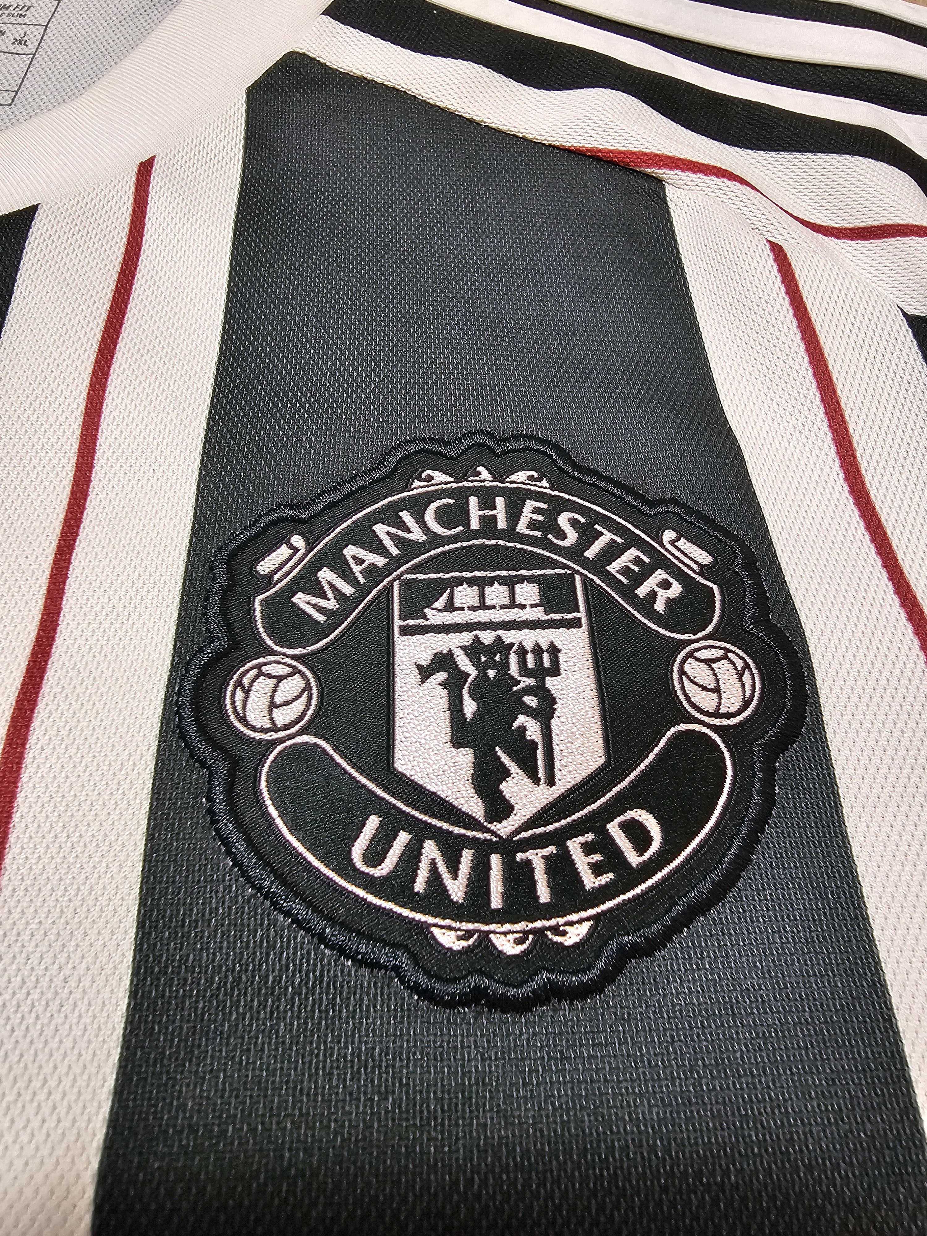 Adidas MANCHESTER UNITED 2023 2024 AWAY FOOTBALL SOCCER JERSEY Size US L / EU 52-54 / 3 - 4 Thumbnail