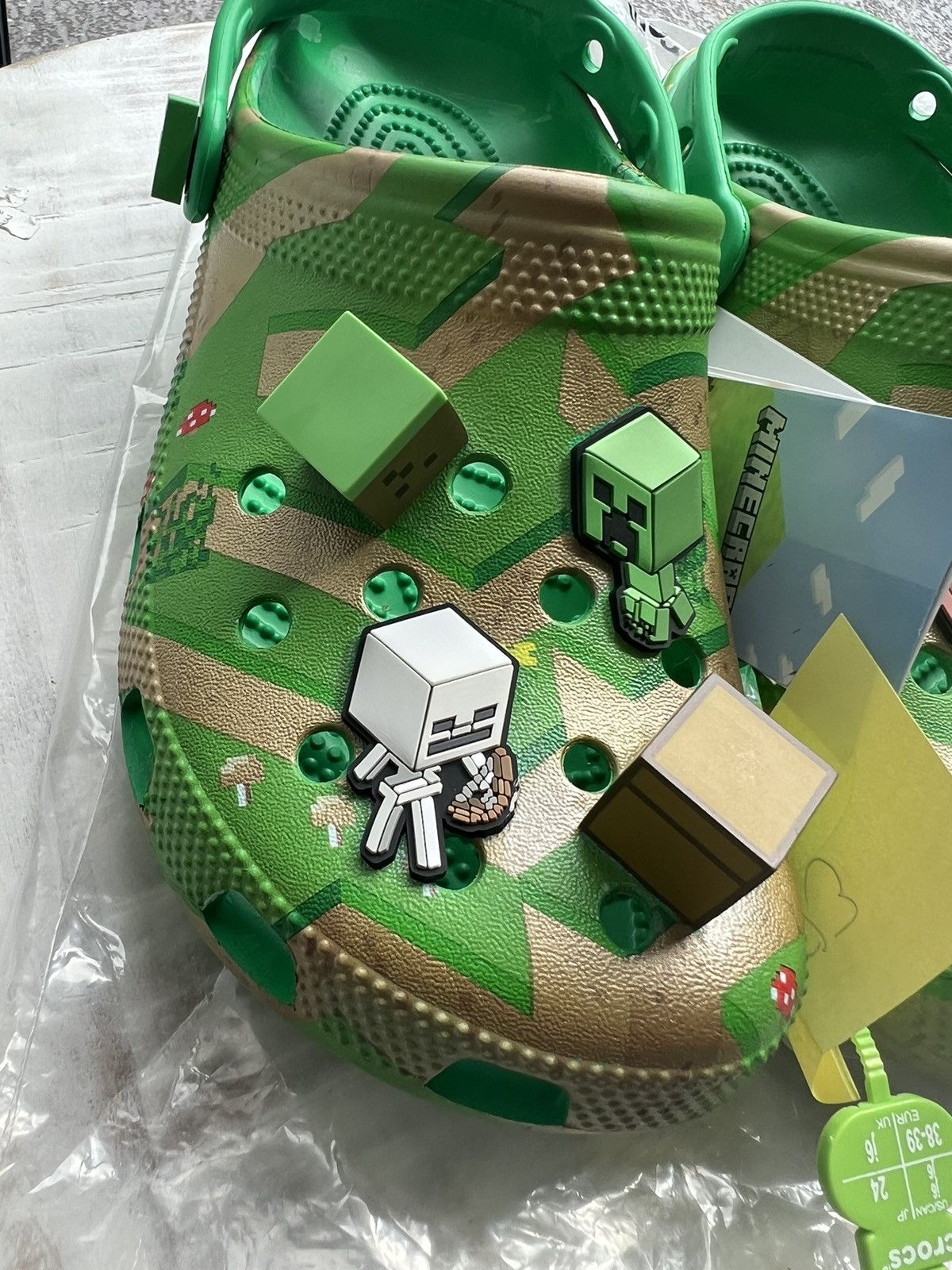 Crocs Crocs Minecraft Grass Green size 6 Size US 6 / EU 39 - 2 Thumbnail