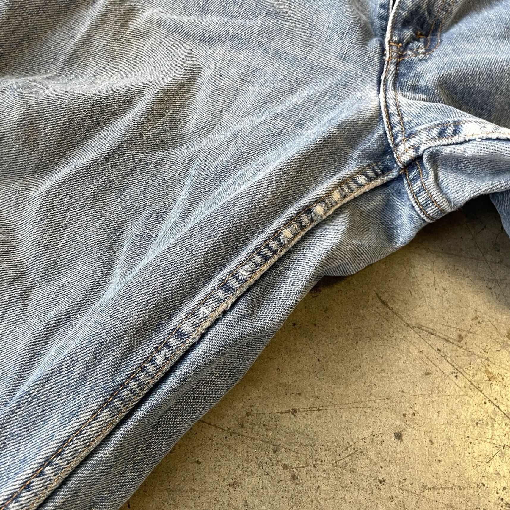 Levi's VINTAGE Levi's Jeans 550 Mens 36x30 Blue Relaxed Fit Straight Leg 90s Size US 36 / EU 52 - 2 Thumbnail