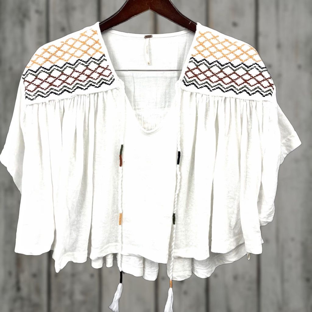 Free People Free People Boho Market Tee Women's Size S White Embroidered Short Sleeve V-Neck T-Shirt Size 28" / US 6 / IT 42 - 1 Thumbnail