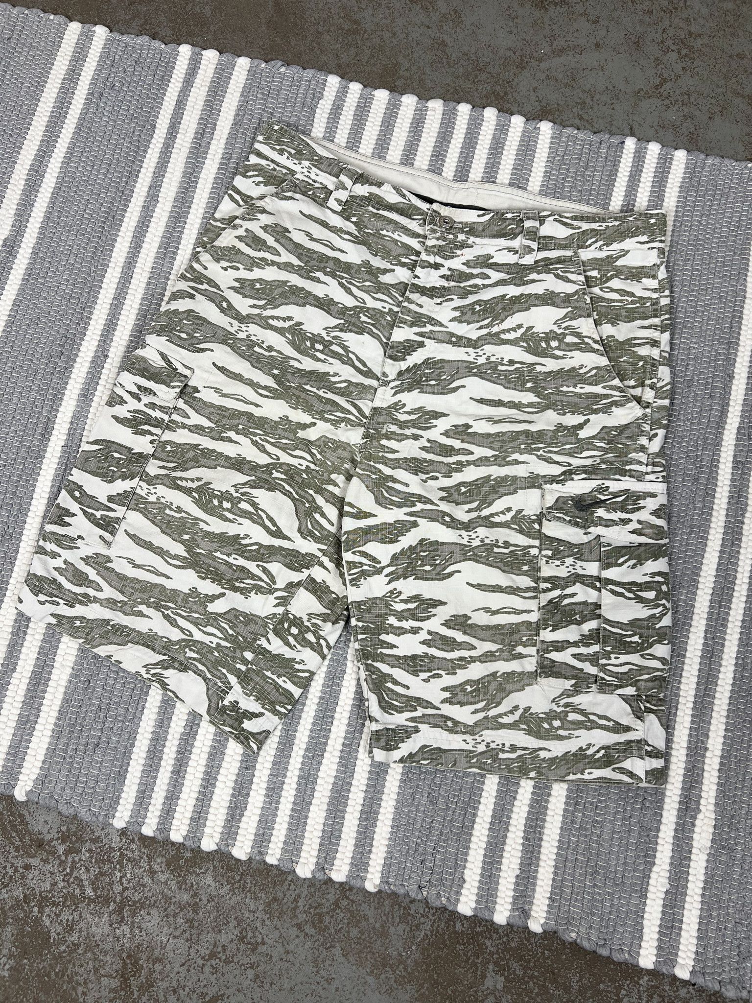 Nike Vintage Nike Tiger Stripe Cargo Shorts Size US 34 / EU 50 - 1 Thumbnail