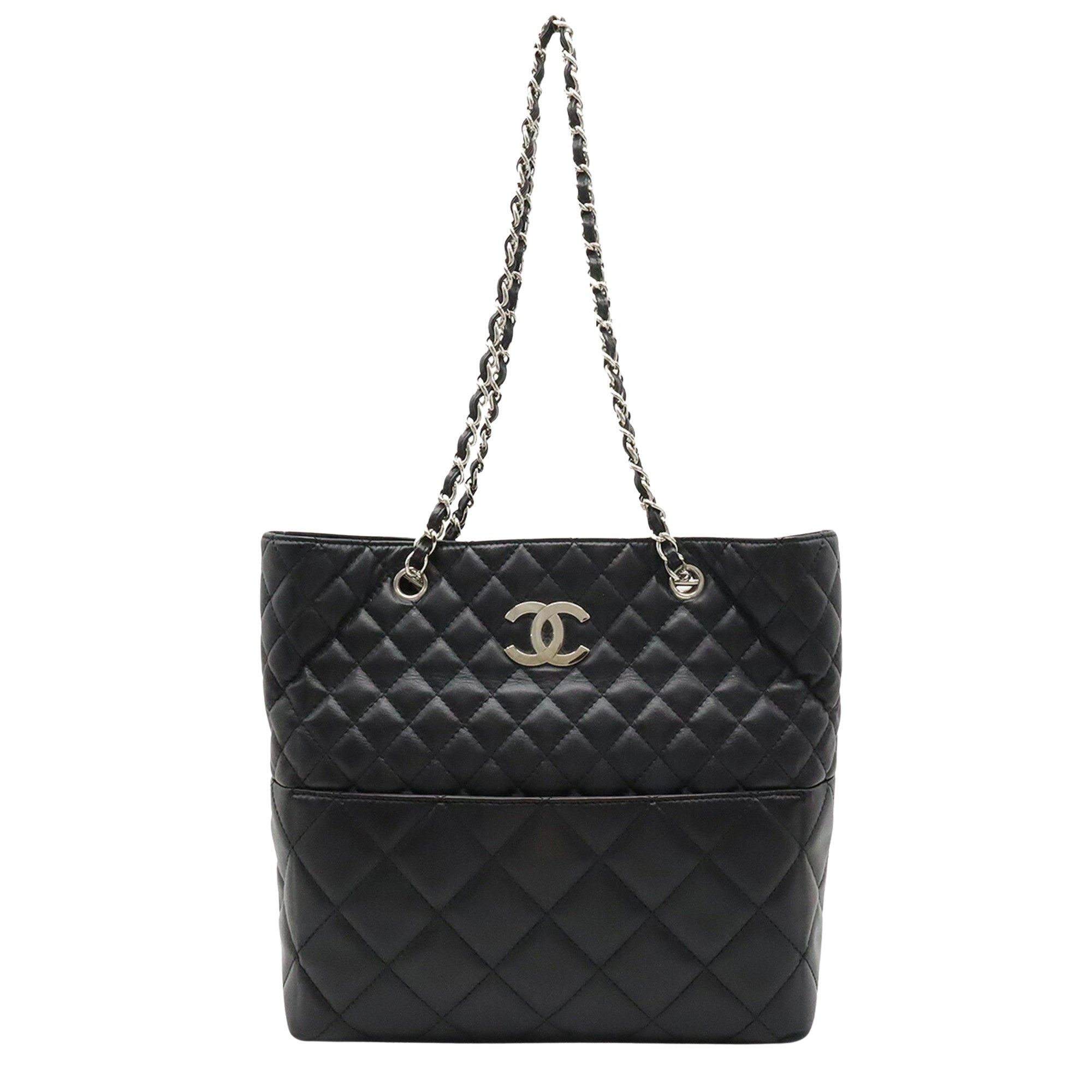 image of Chanel Matrasse Tote in Black, Women's