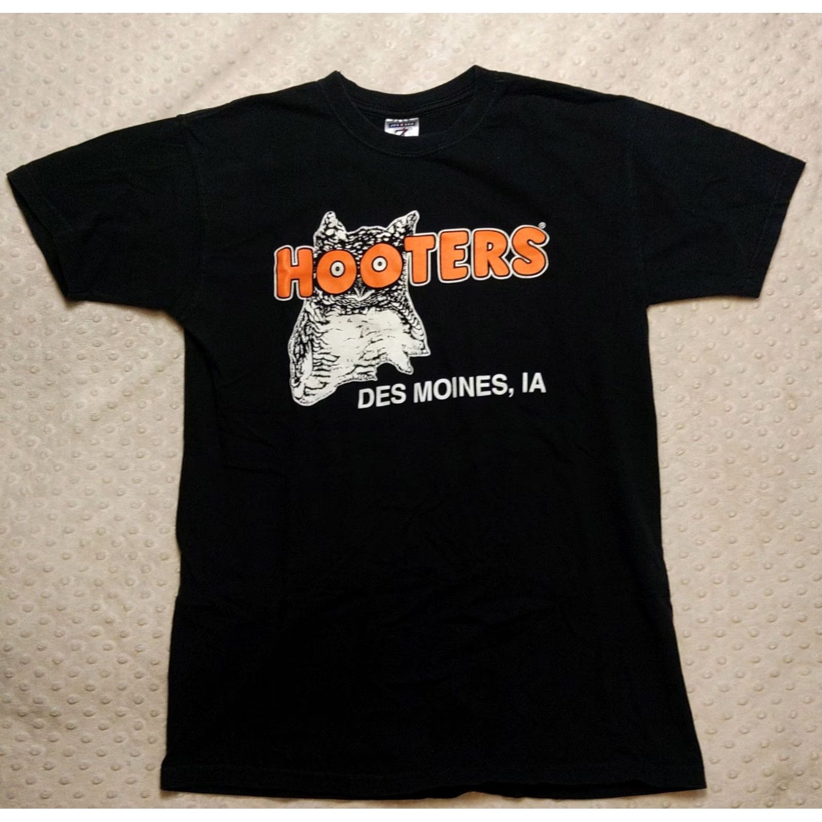 Vintage Vintage Hooters T-Shirt Owl Des Moines Iowa 90s Black Cotton Short Sleeve Crew Neck S Unisex Adults Mens Womens Size US S / EU 44-46 / 1 - 2 Thumbnail