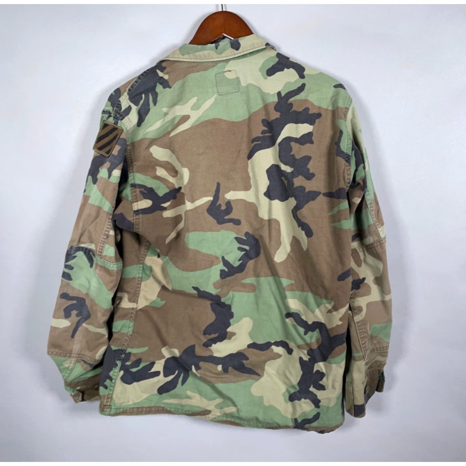 Vintage VINTAGE Military Jacket Mens Short Woodland Camouflage Army with Patches Carbon Hill 80s Retro Outdoor Army Jacket Short Green Regular Mens Size US 31 - 2 Thumbnail