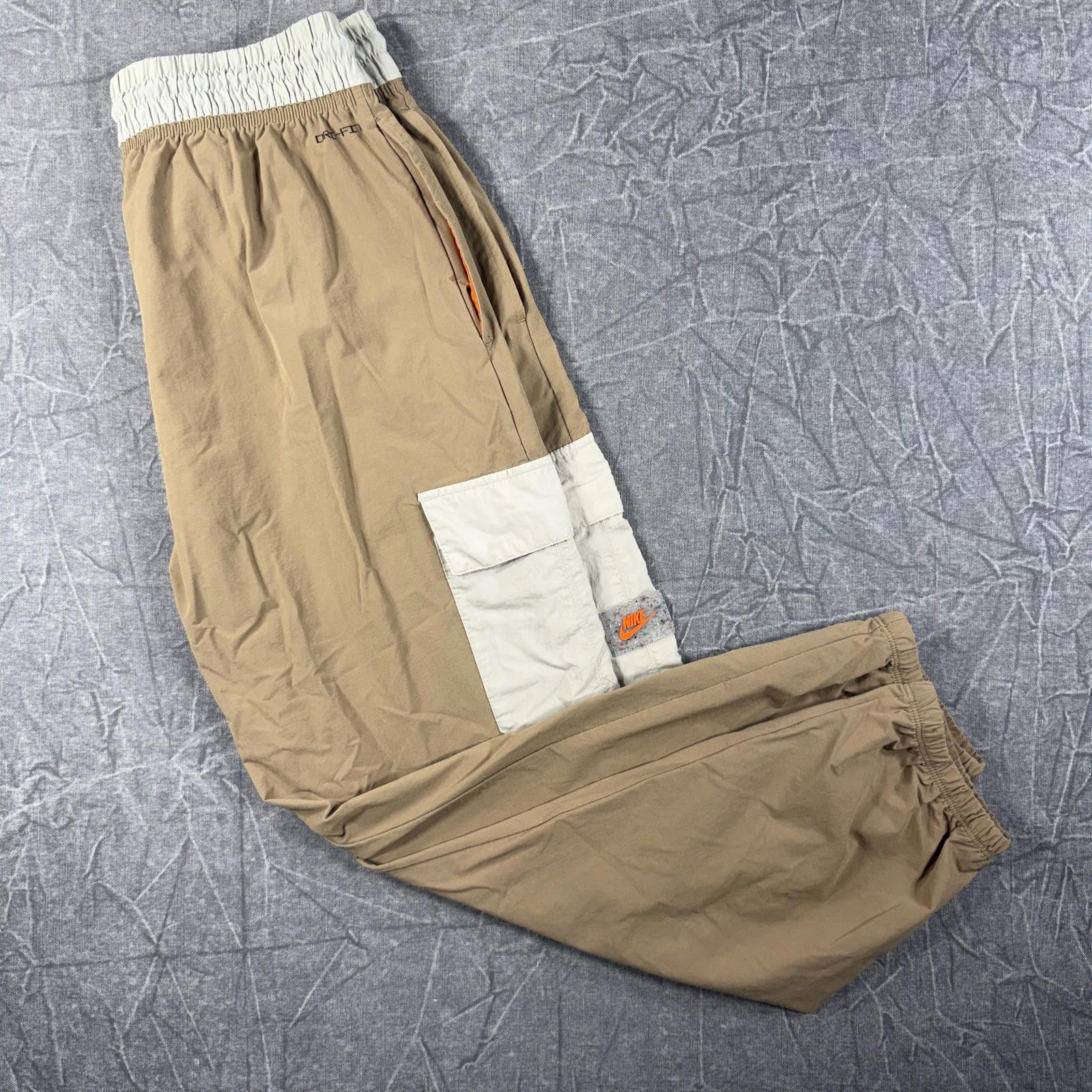 Nike Nike Pants Women's M Tan Cream Sportswear Dri-FIT Cargo Size 32" / US 10 / IT 46 - 1 Thumbnail