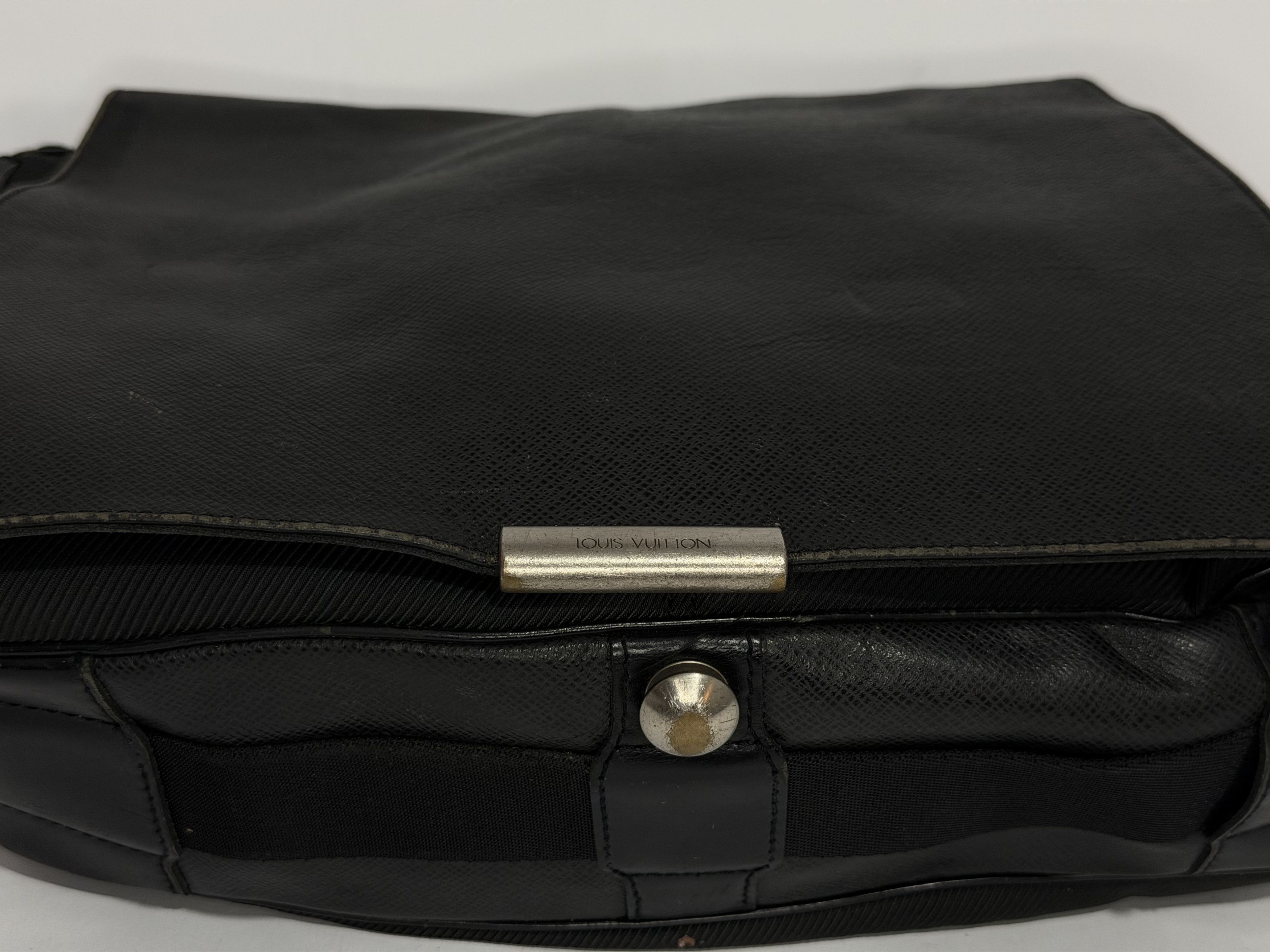 Louis Vuitton LOUIS VUITTON Black Taiga Leather Viktor Messenger Bag Size ONE SIZE - 4 Thumbnail