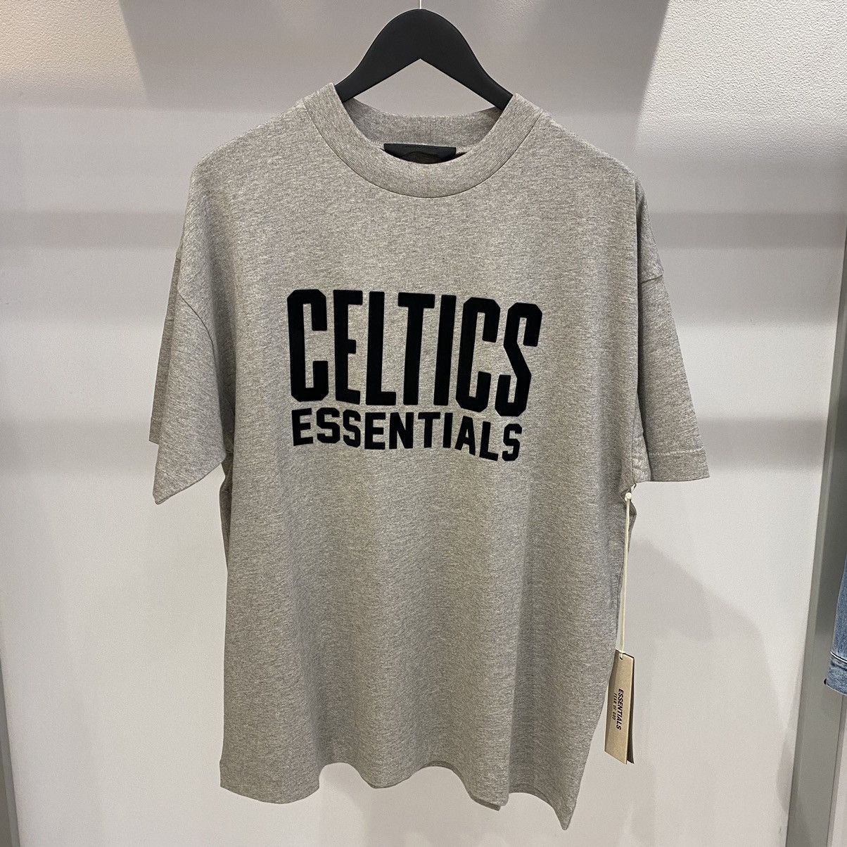 Essentials × NBA Fear of God Essentials x NBA Celtics Tee Warm Heather Size US S / EU 44-46 / 1 - 1 Thumbnail