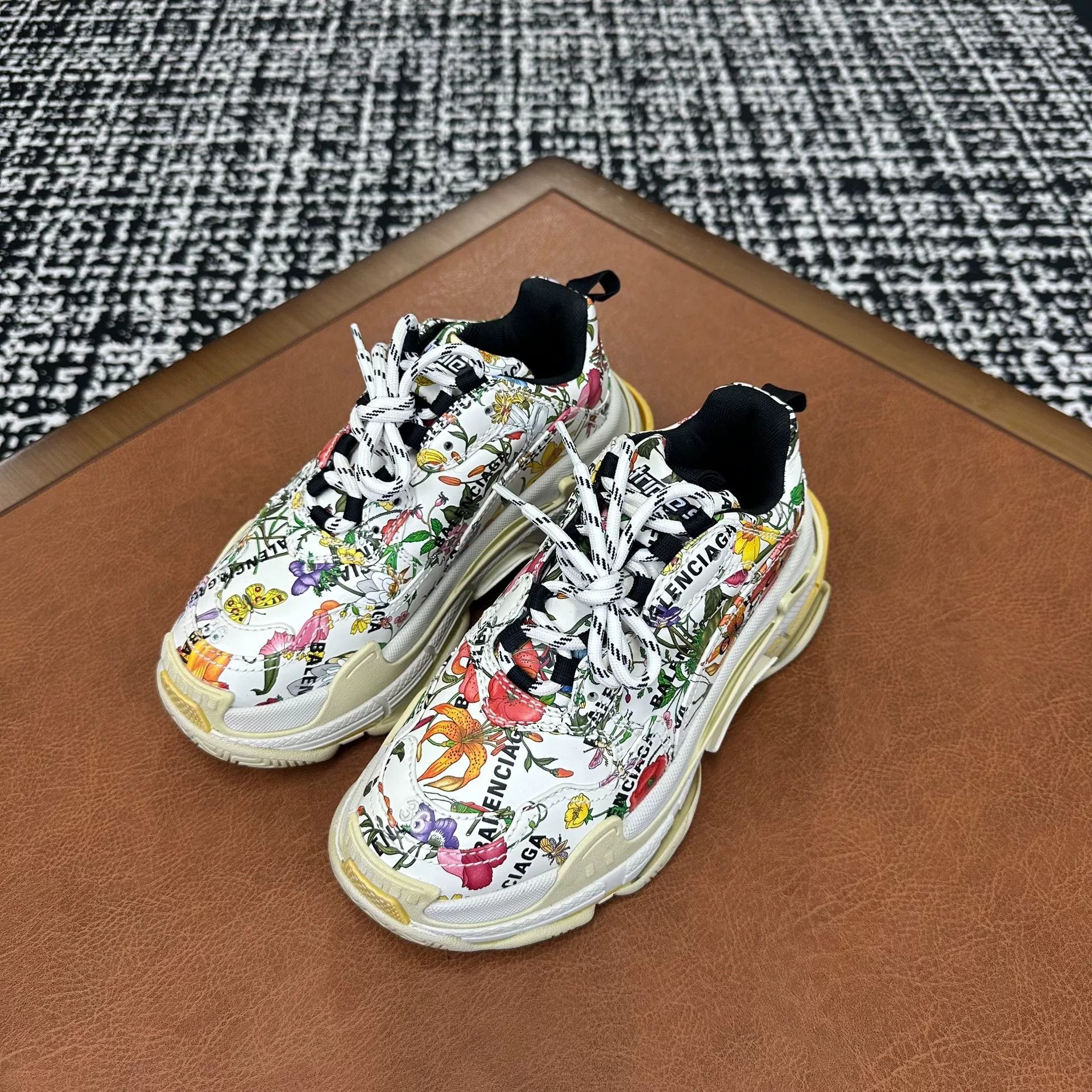 Balenciaga Balenciaga White Lowtop Sneakers it_36 Women Size US 6 / IT 36 - 1 Thumbnail