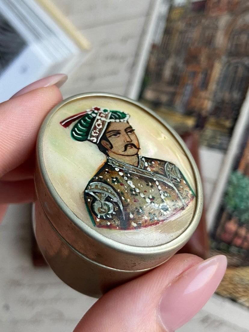 Vintage Vintage Miniature Box Mother Of Pearl Hand Painted Portrait Size ONE SIZE - 8 Thumbnail