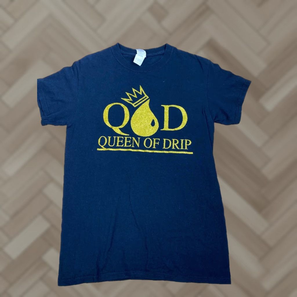 Gildan Gildan Black T-Shirt Queen Of Drip Short Sleeve 100% Cotton Size Small Women Crew Neck Short Sleeve Glitter Queen 2145 Size S / US 4 / IT 40 - 1 Thumbnail