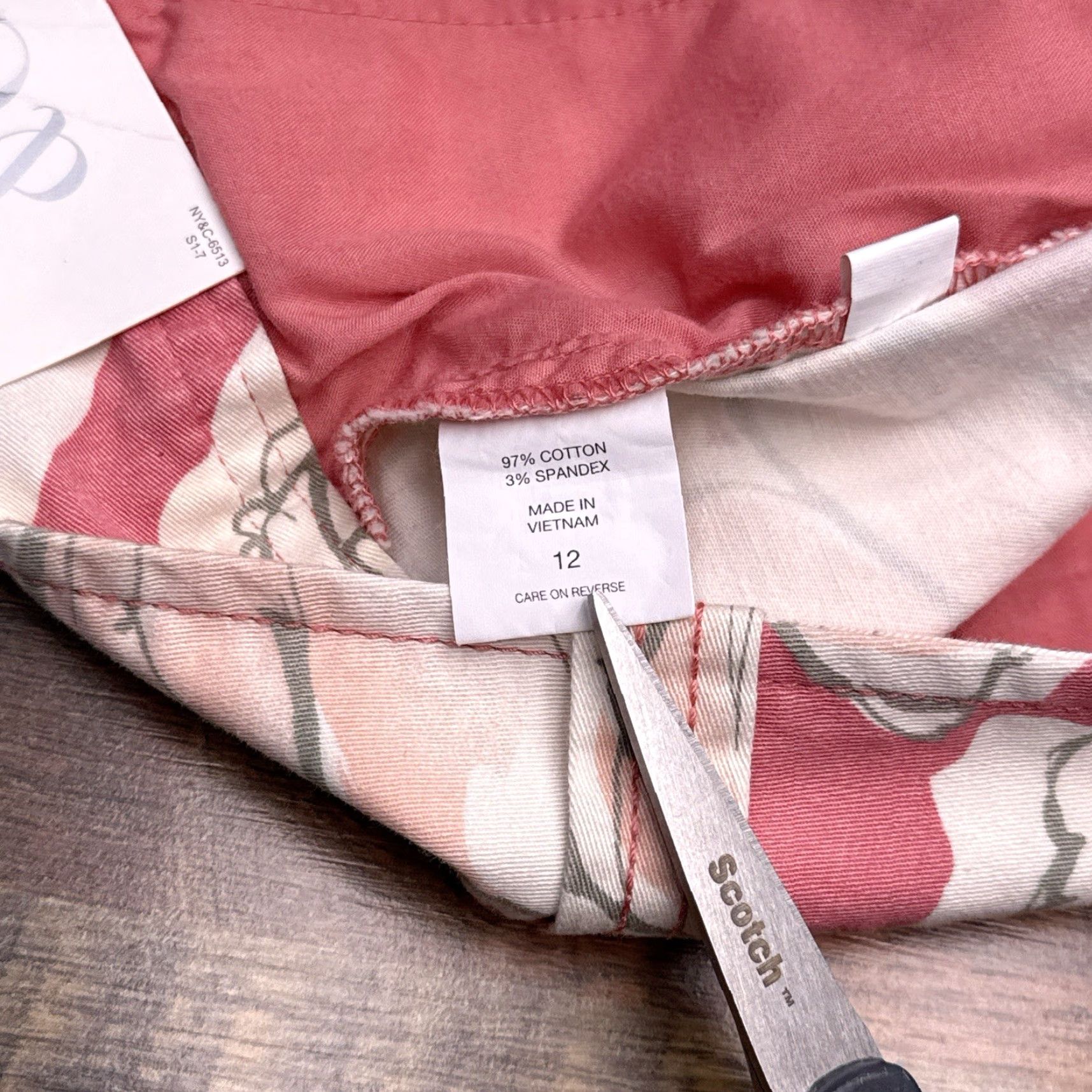 Vintage New York & Company Mid Rise Shorts 12 Pink Flowers Stretch Twill Chino Women Regular Summer Floral Casual Travel Party/Cocktail | Womens Size 34" / US 12 / IT 48 - 5 Thumbnail