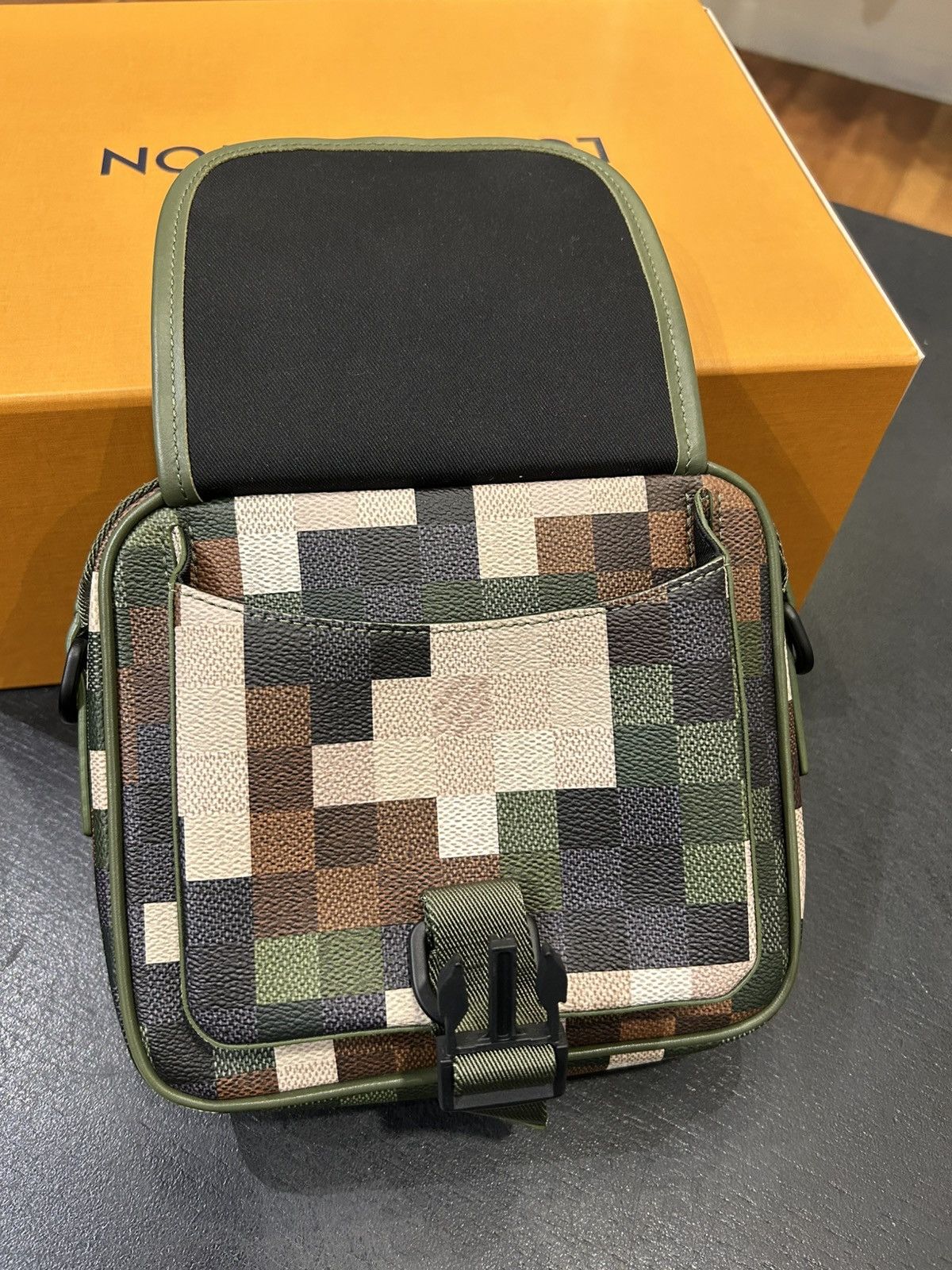 Louis Vuitton Louis Vuitton Damoflage Runaway Quest Messenger Size ONE SIZE - 5 Thumbnail